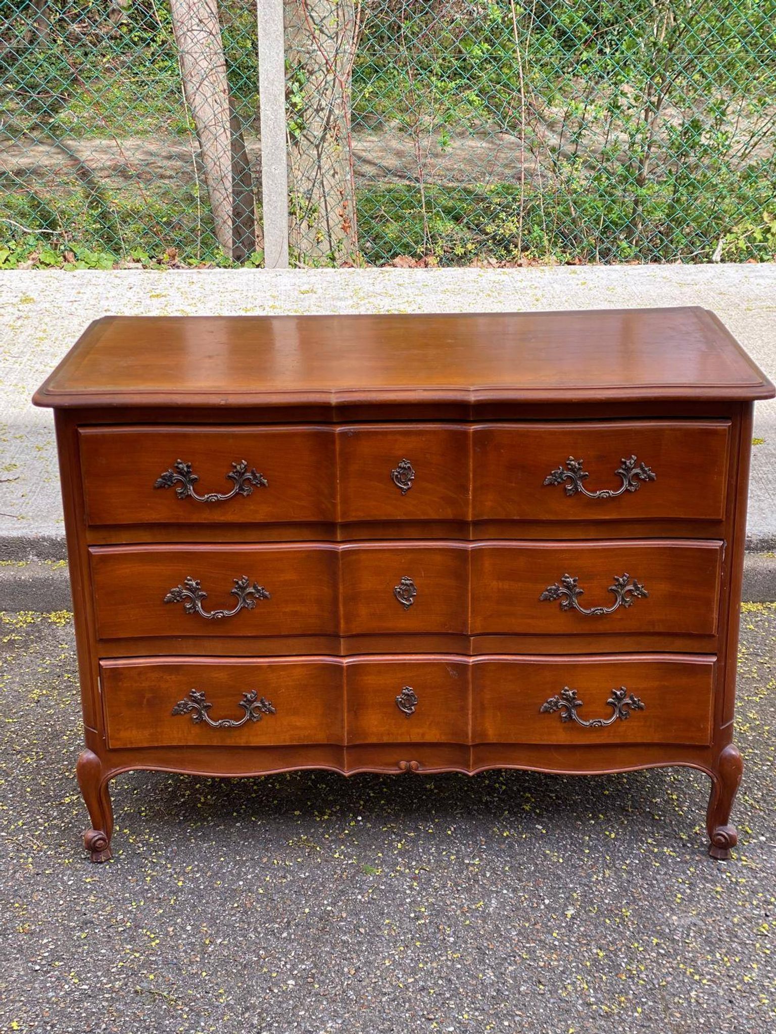 Commode arbalète Louis XV en bois massif merisier du 20ème