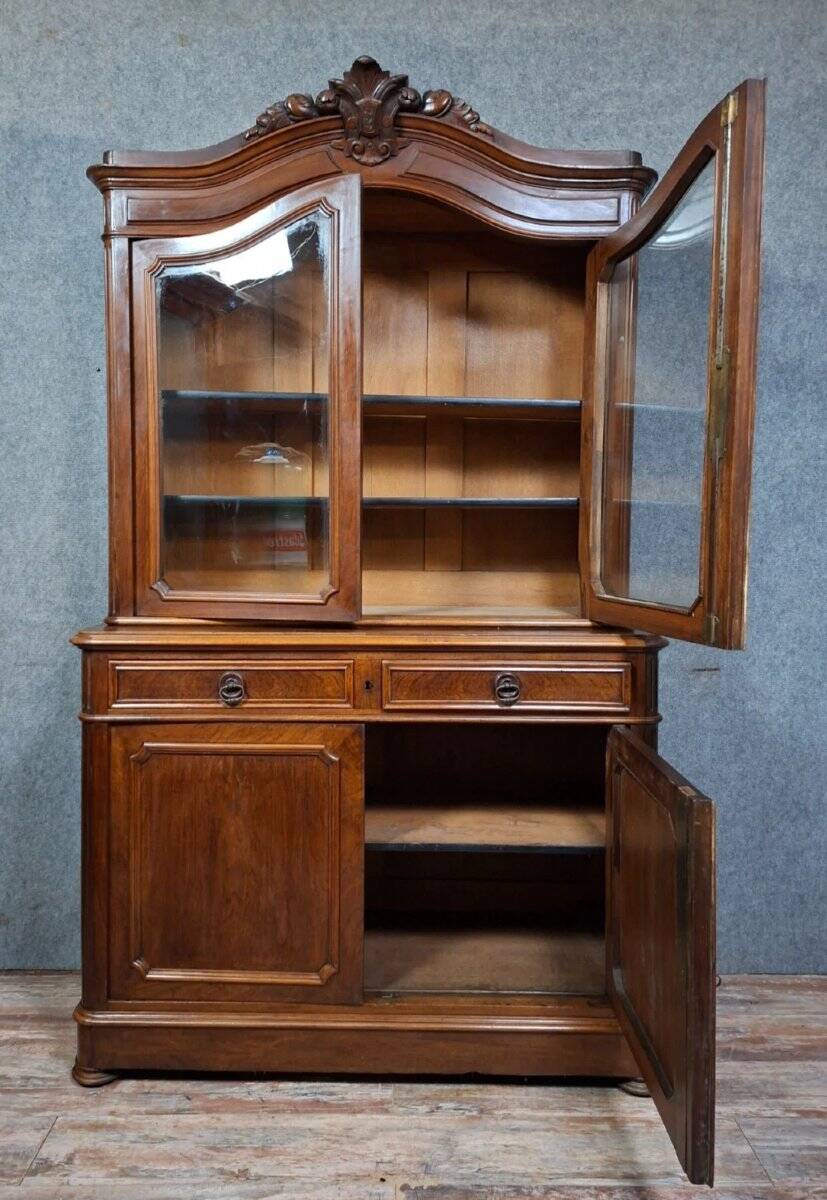 Buffet deux corps époque Napoléon III en bois massif.