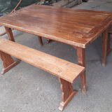 Table ferme et deux bancs