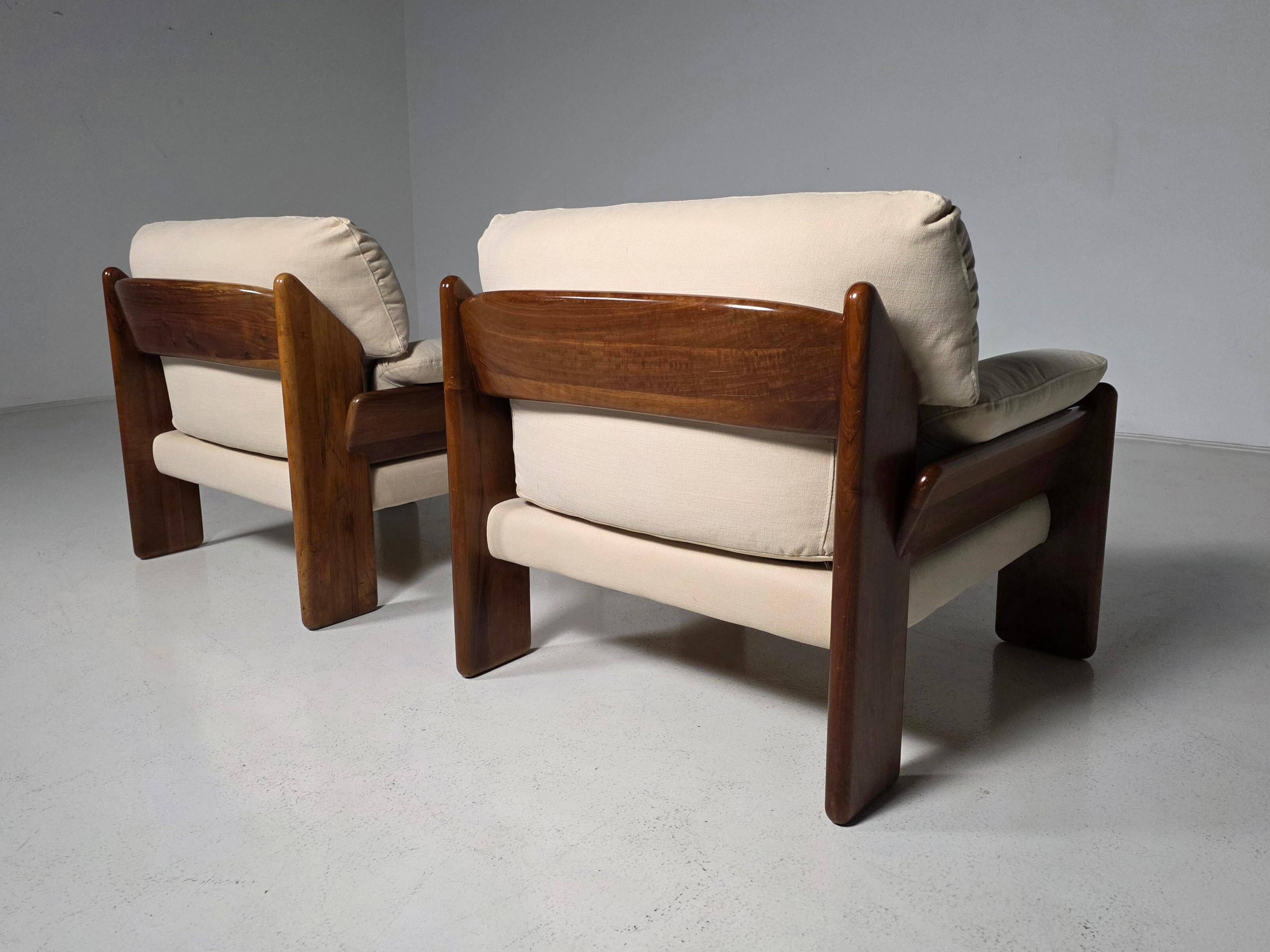 Mid-century walnut "Sapporo" armchairs by Mario Marenco for Mobil Girgi, 1970.