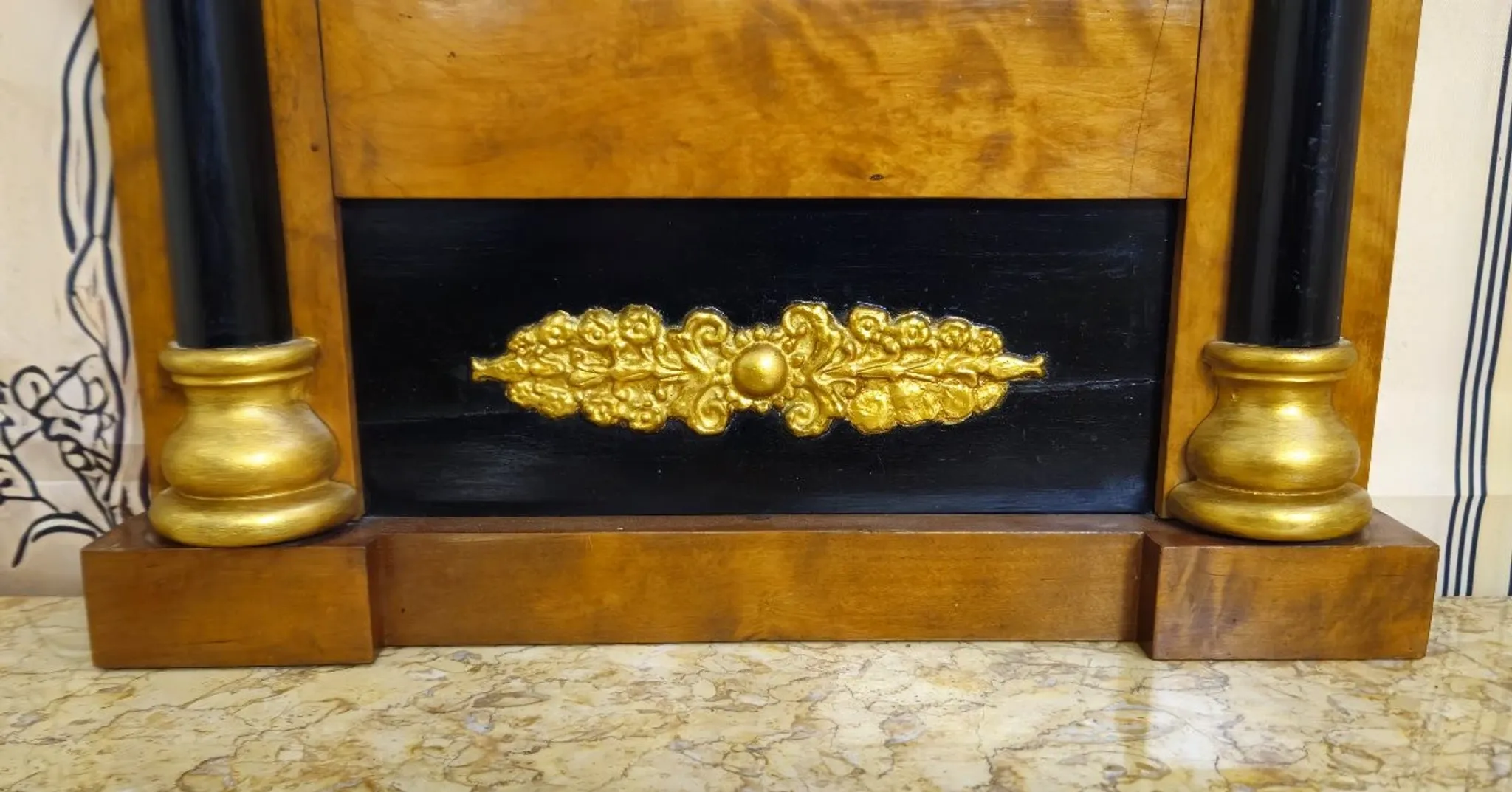 Empire period mirror in gilded and blackened wood – Shell pediment