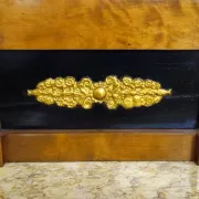 Empire period mirror in gilded and blackened wood – Shell pediment
