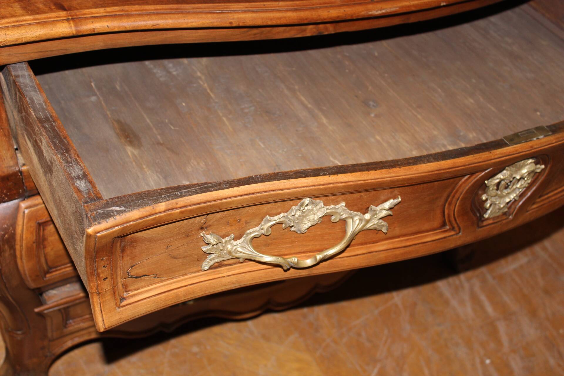 Bordeaux Tomb Commode in Walnut, 18th Century