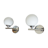 Paire d’appliques avec un globe en opaline et structure chromée des années 1970