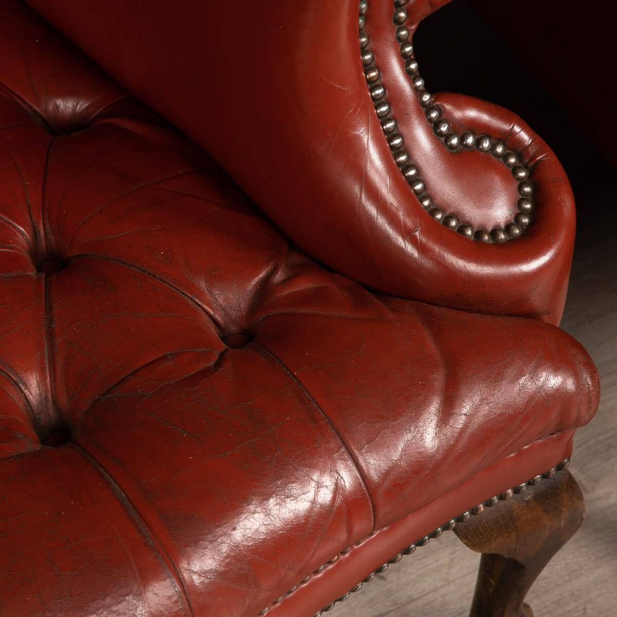 Stylish 20thc pair of english leather wing back armchairs c.1970