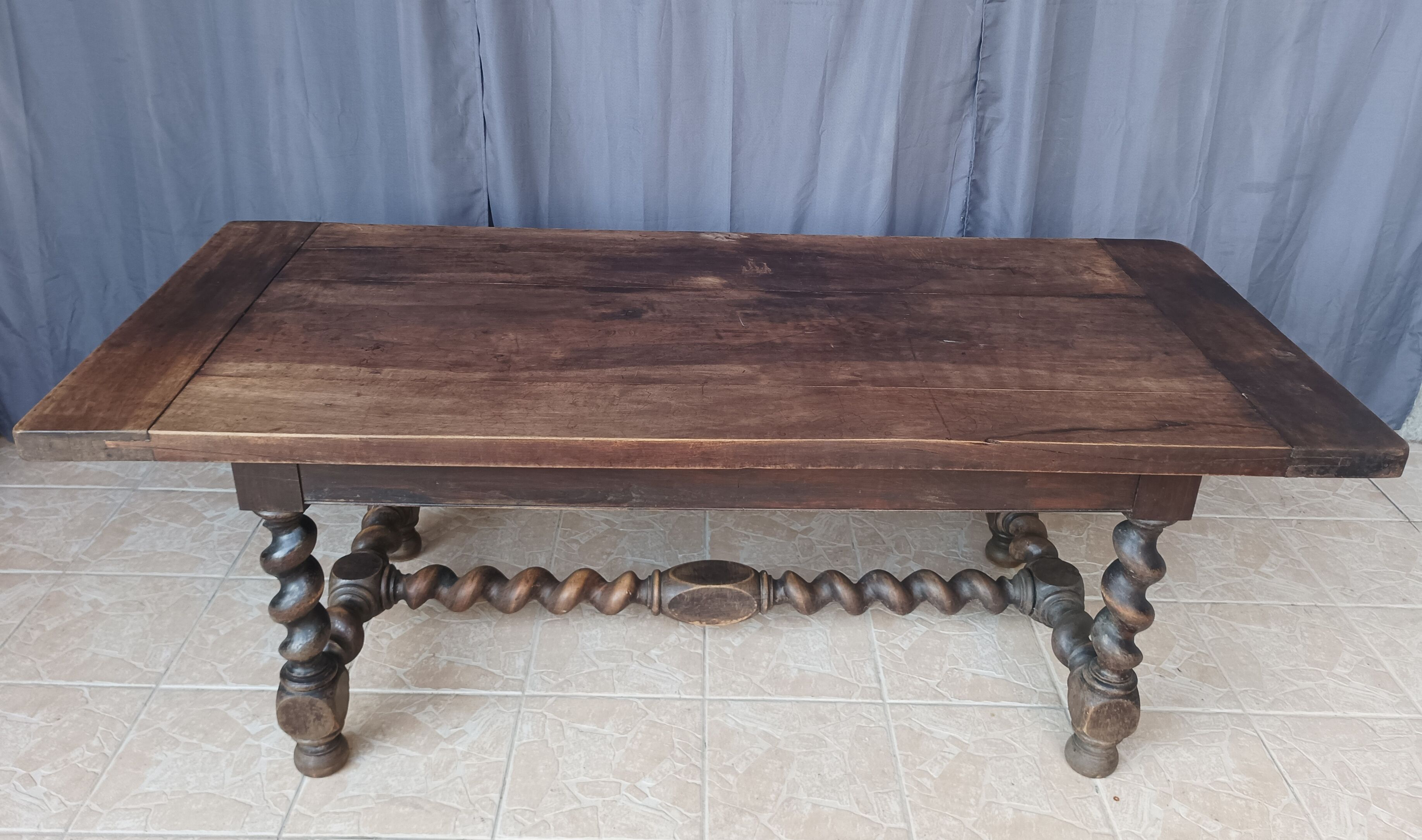 Table de ferme Louis XIII en noyer 19ème