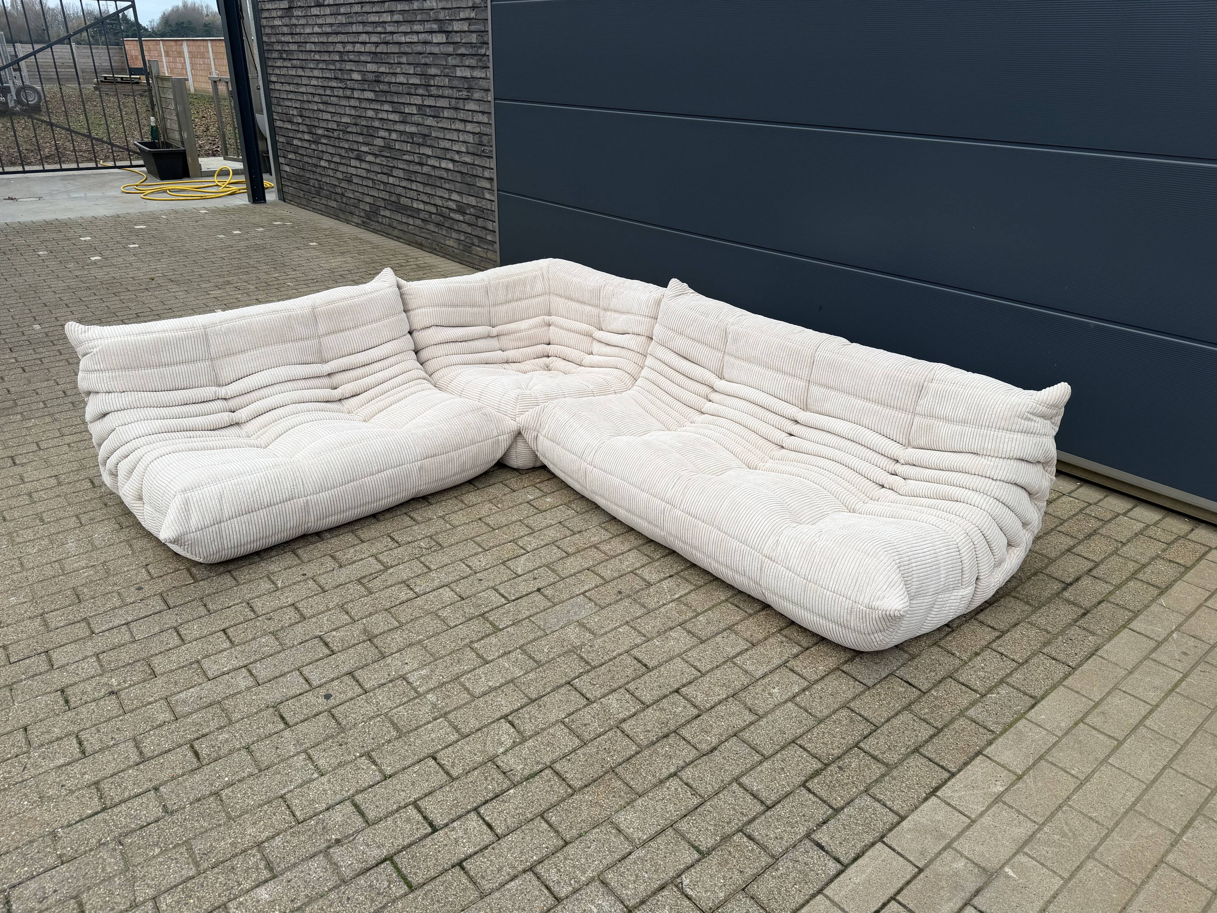 Ligne Roset Togo 3 places, 2 places et d'angle en velours côtelé beige