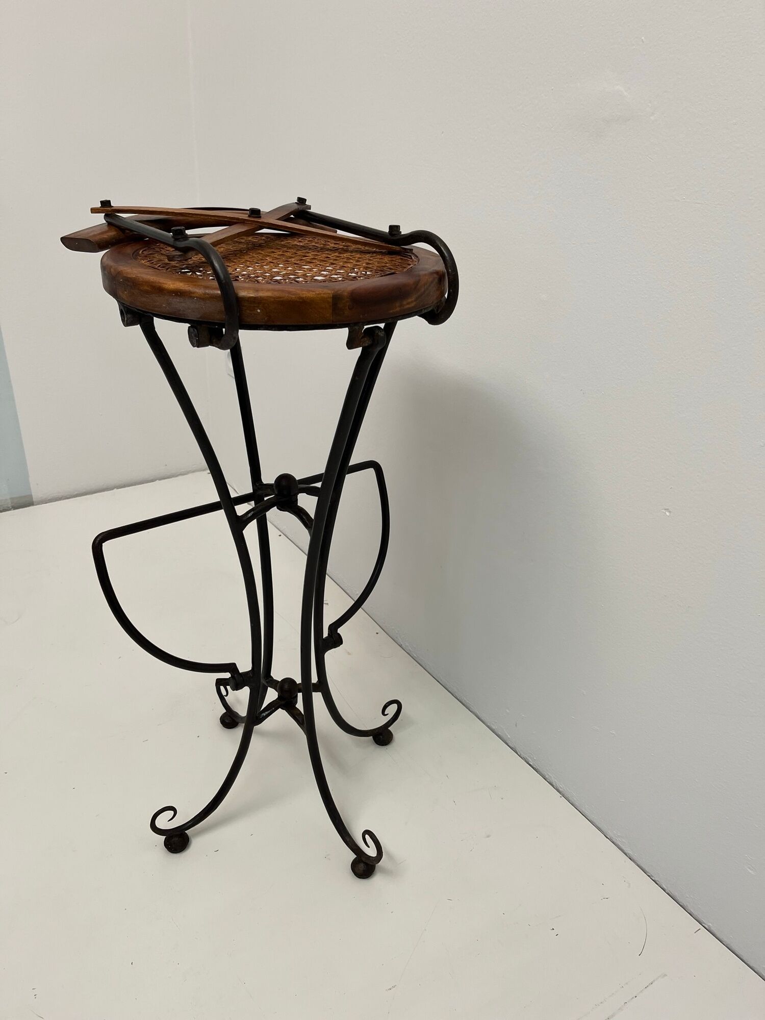 Paire de tabourets de bar vintage en bois et fer forgé avec assises cannées