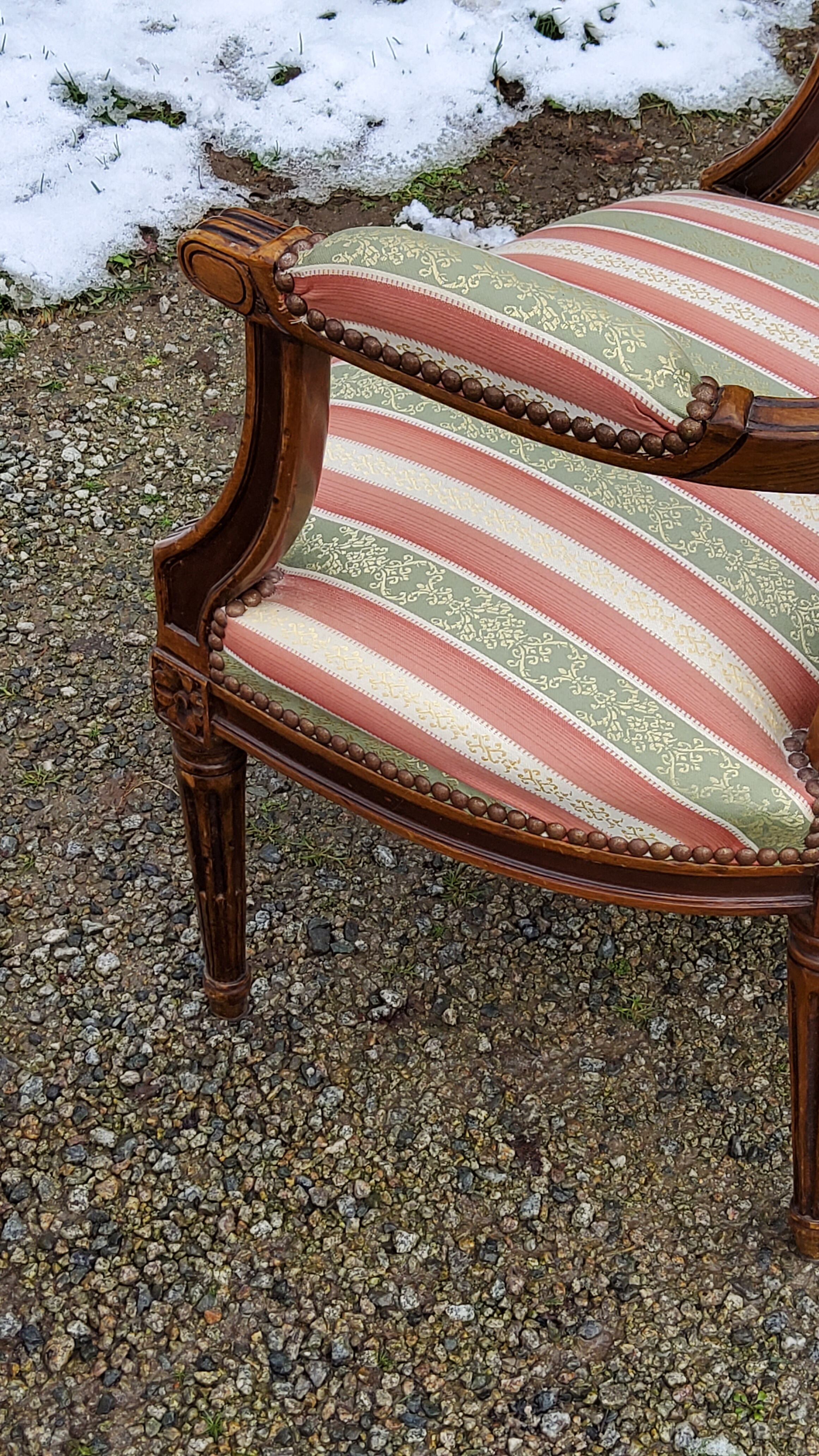 Paire de fauteuils cabriolets de style Louis XVI