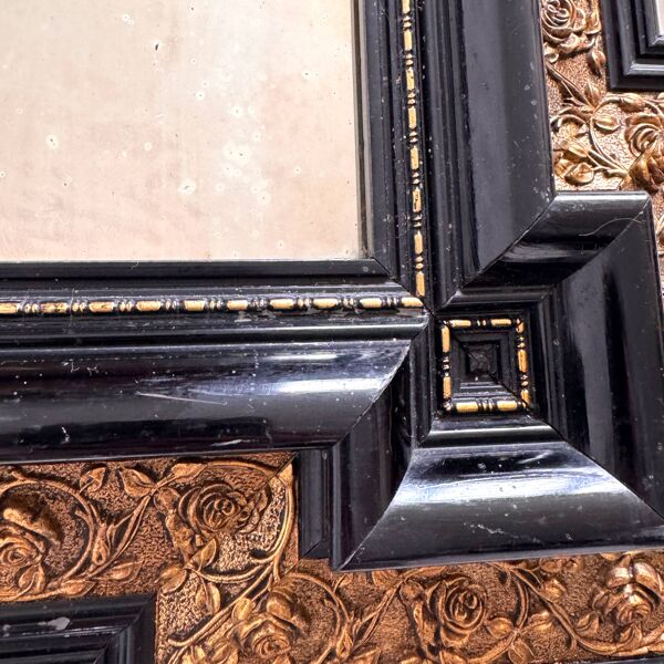 Miroir mural ancien en bois noirci et stuc doré, style hollandais XIXe