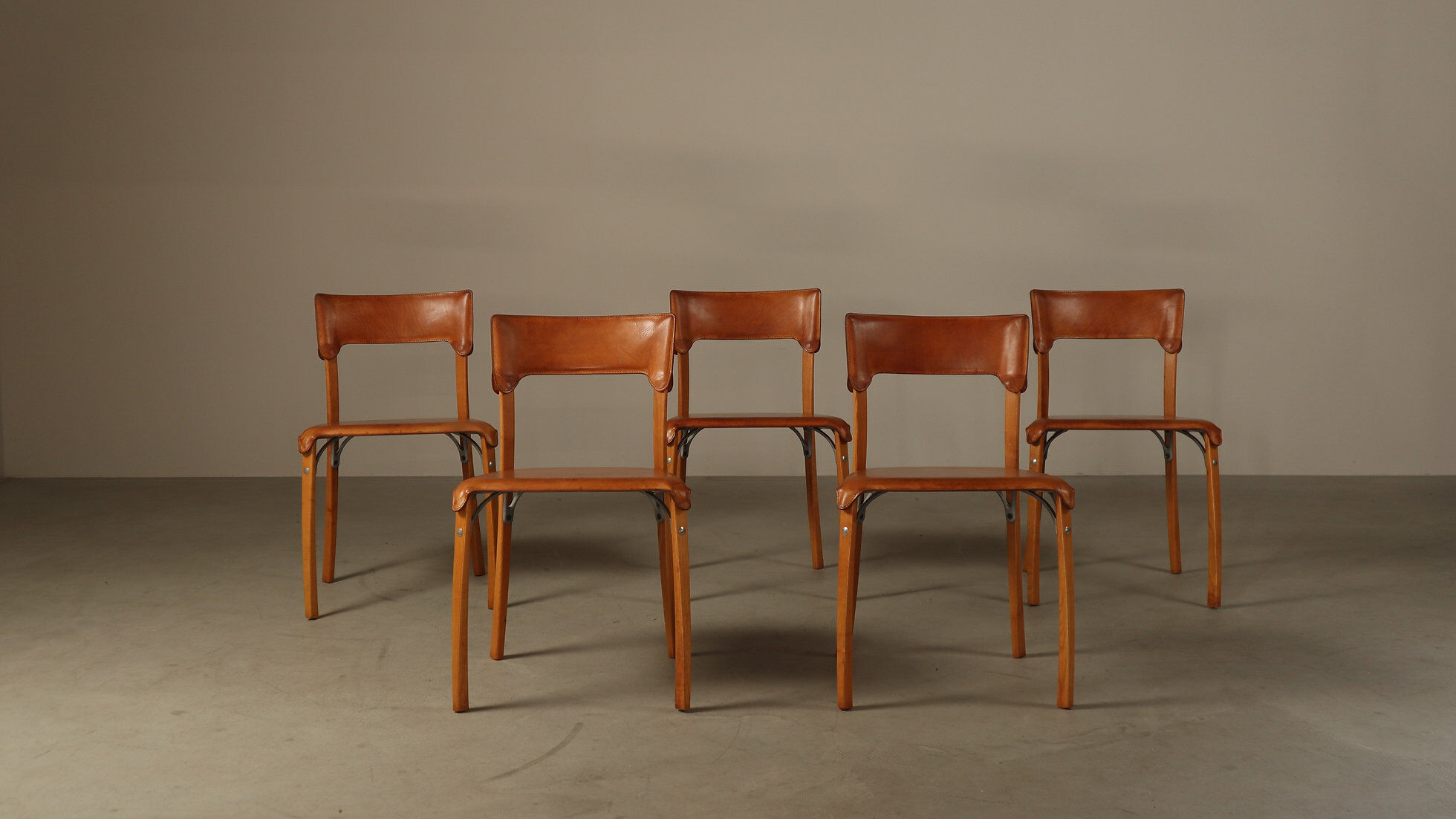Ensemble de cinq chaises de salle à manger italiennes en cuir cognac, années 1990.