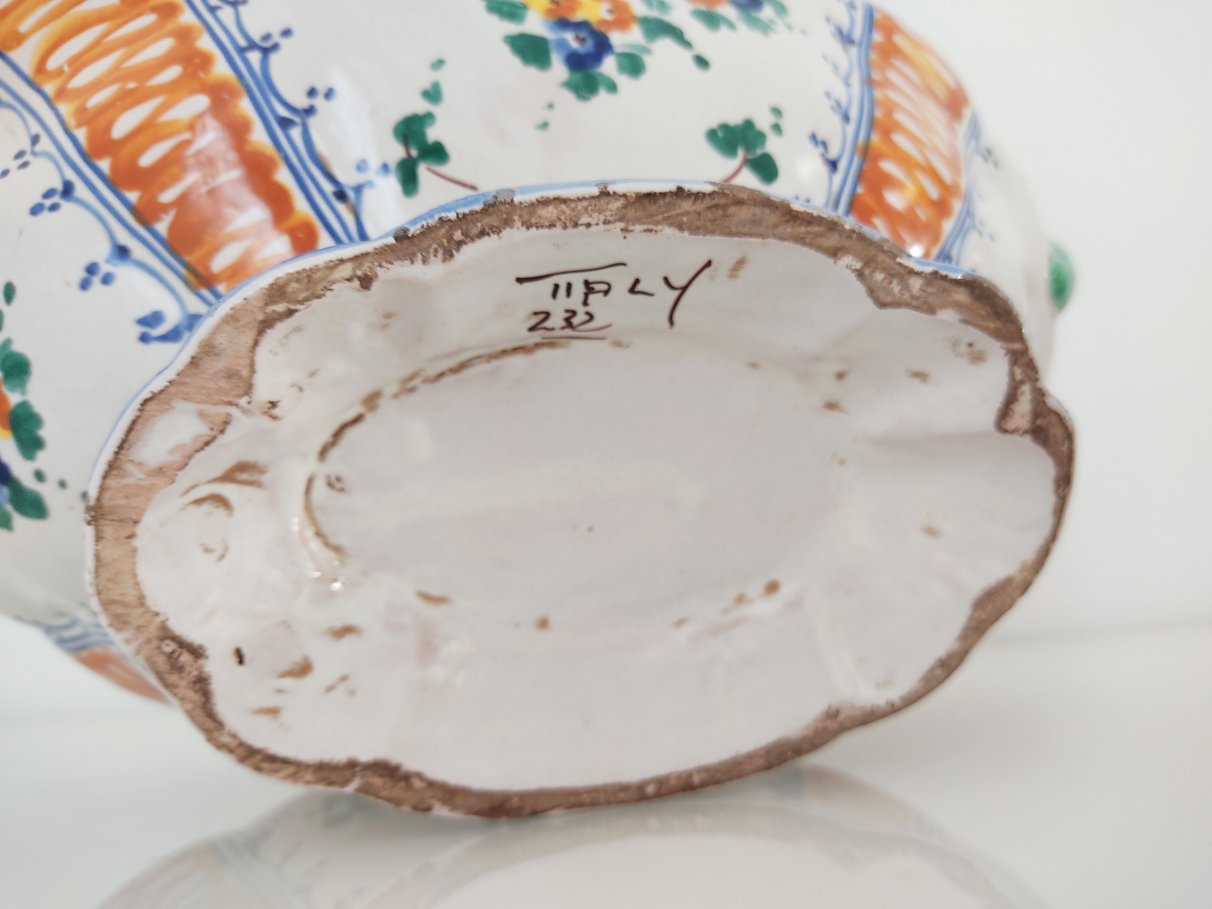 Soupière en faïence italienne au décor de fleurs