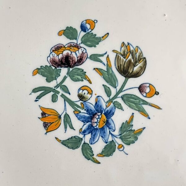 2 Assiettes en Faïence de Moustiers   XVIIIᵉ siècle   Décor floral coloré