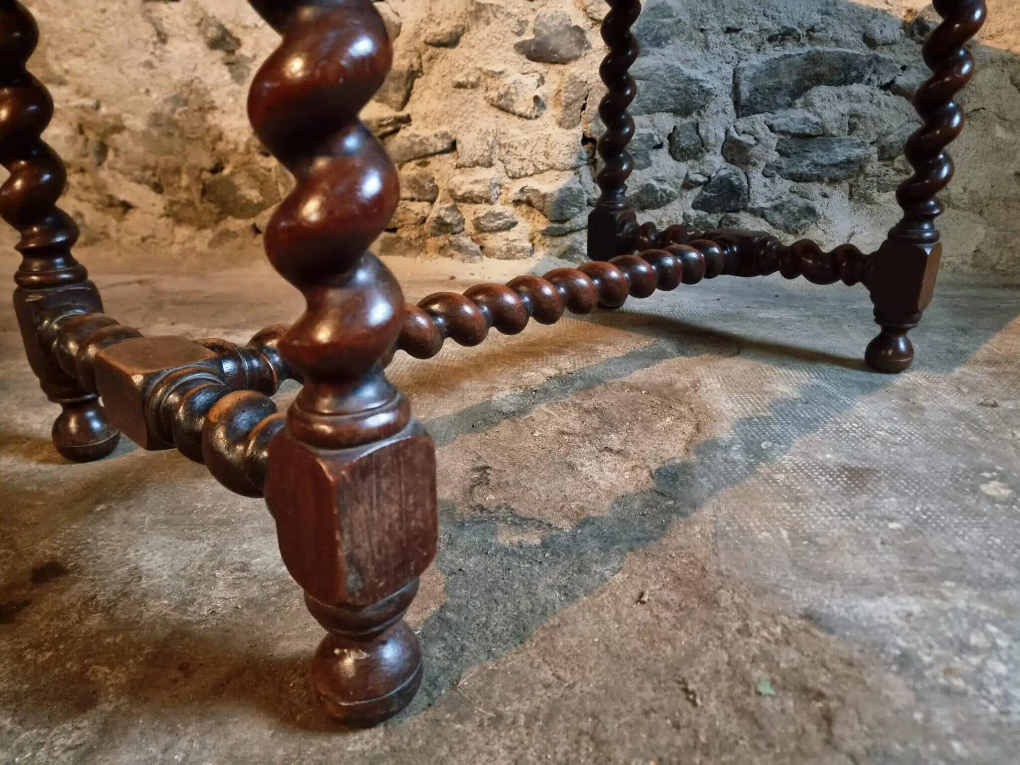 Table française en noyer avec pieds torsadés, fin du XIXe siècle