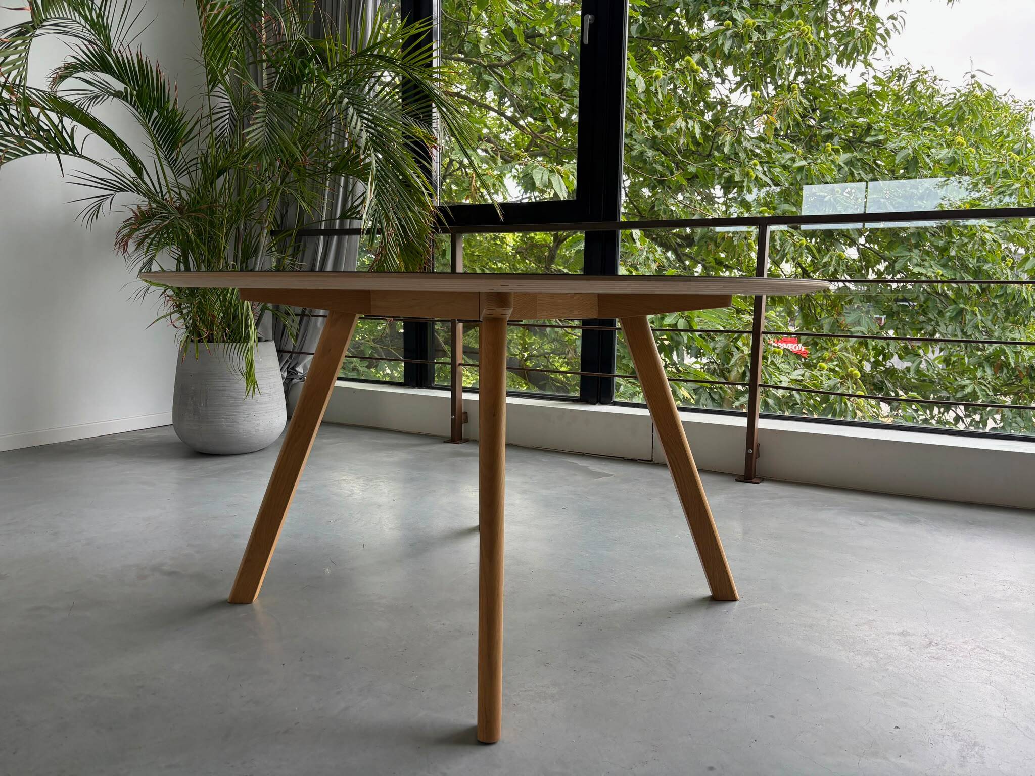 Table Hay CPH25 Ø140 x H74 oak and green linoleum