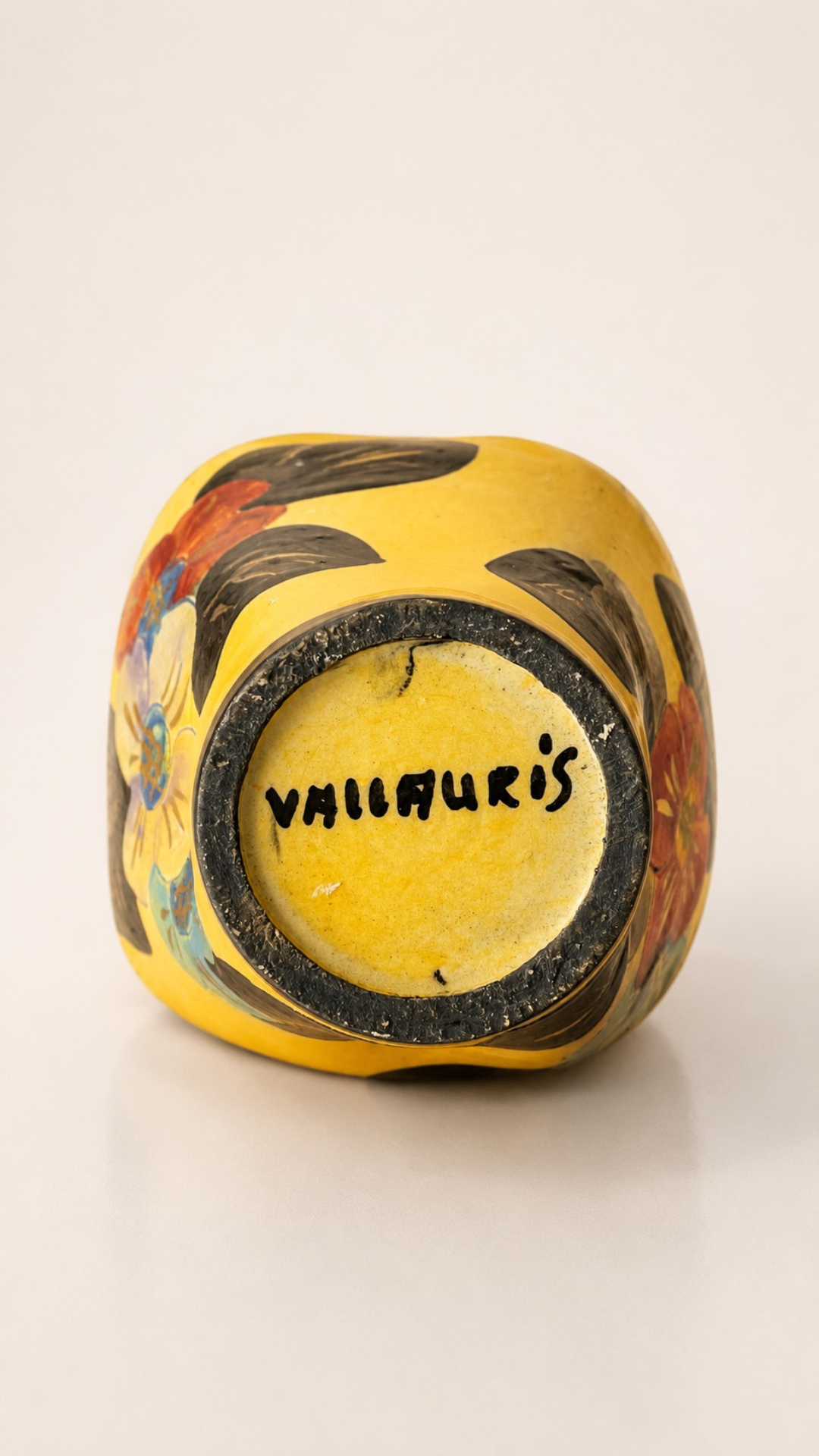 Petit vase Vallauris céramique émaillée, décor floral coloré.