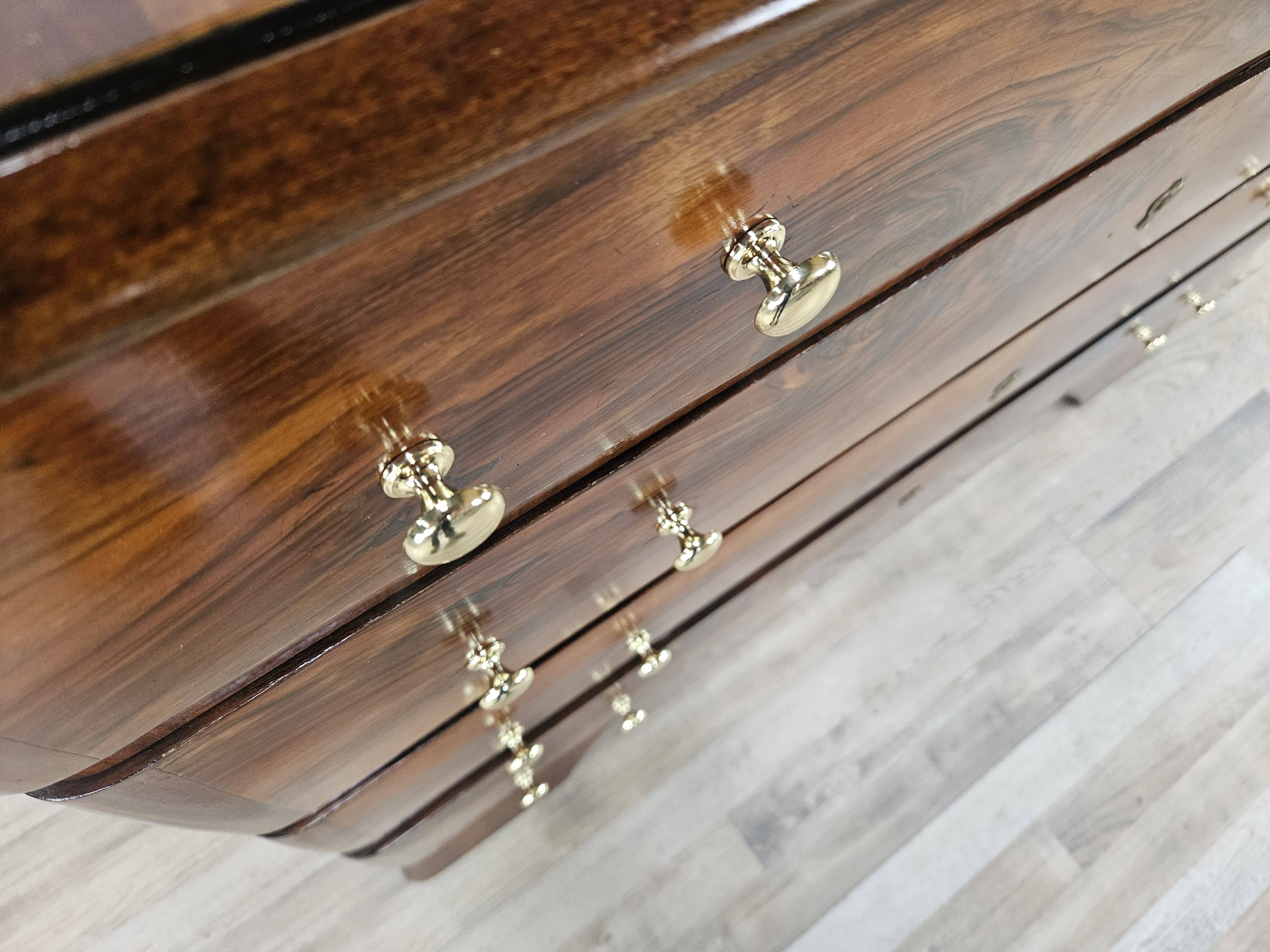 Commode Art Déco en noyer et laiton