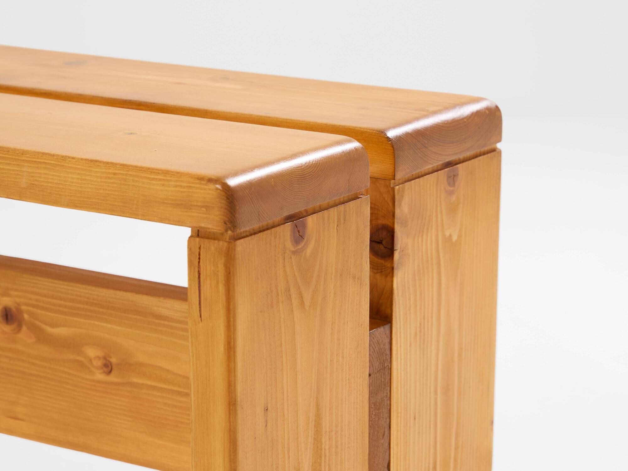 Paire de bancs Charlotte Perriand en pin Les Arcs 1970
