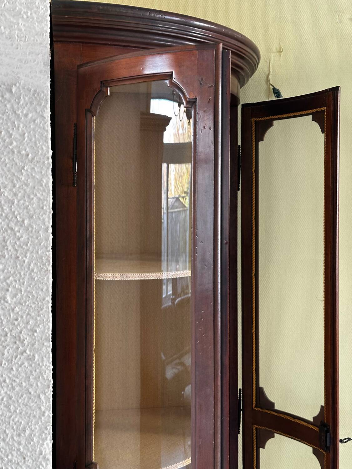 Corner display cabinet veneered in mahogany - Victorian - 20th century