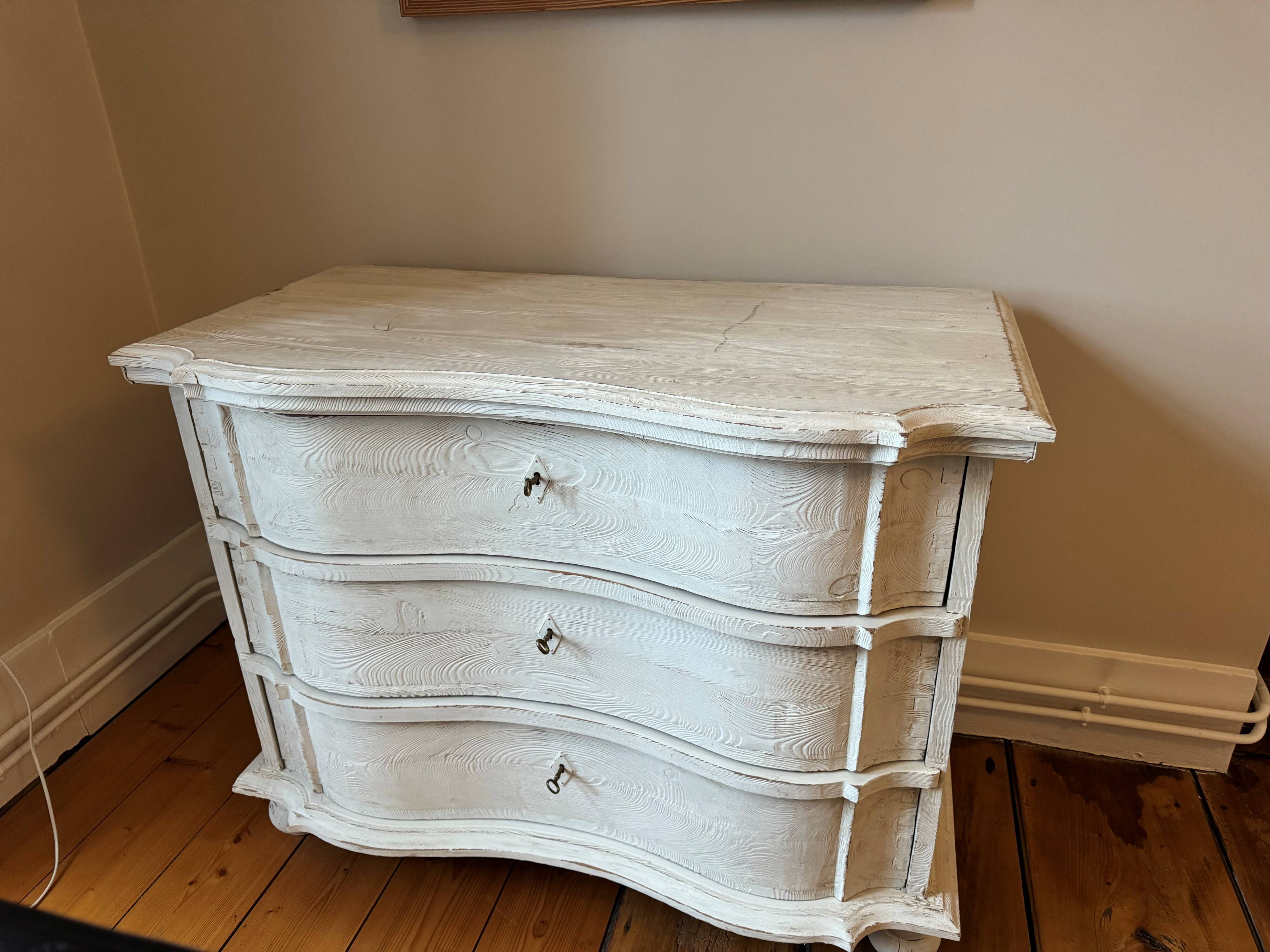 White wooden chest of drawers