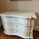 Commode en bois blanc