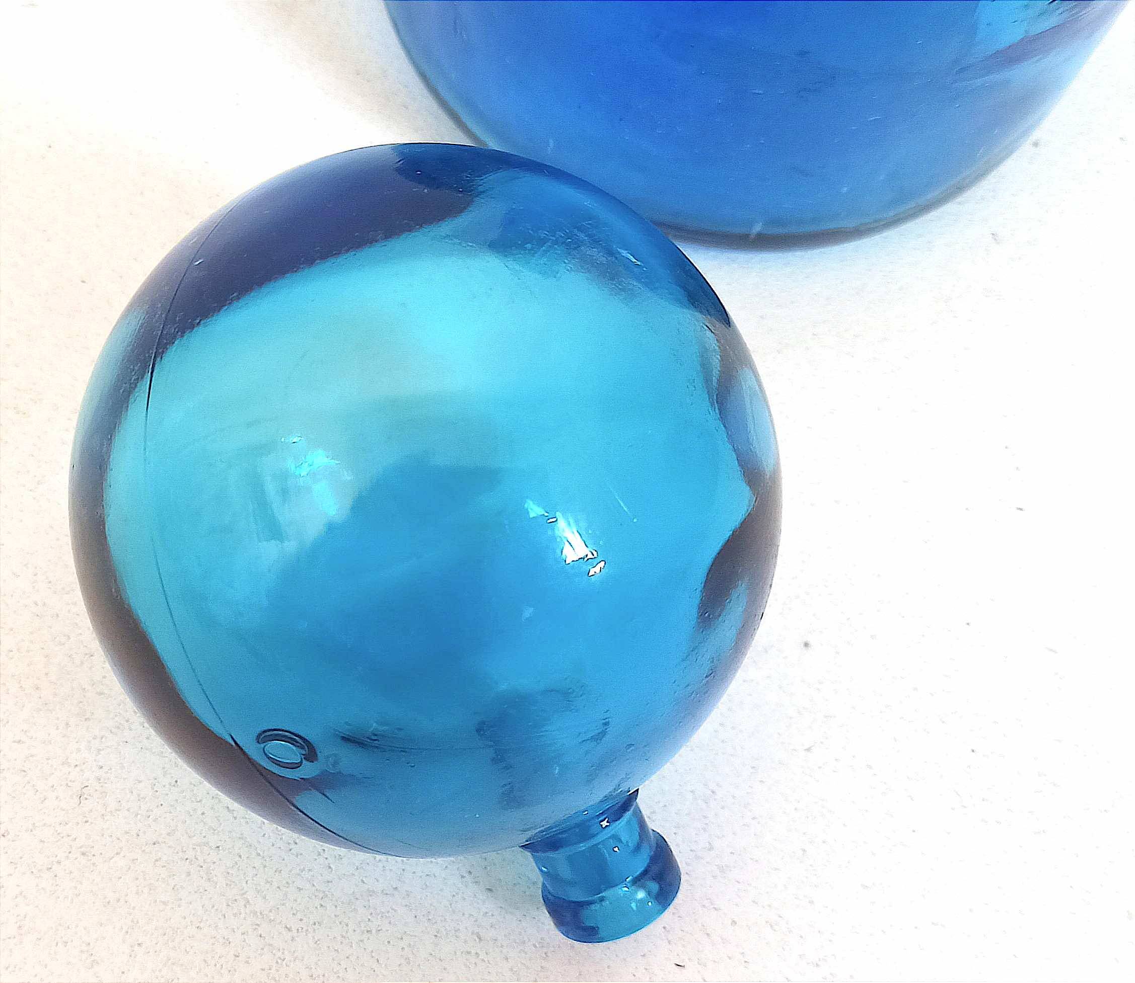 Carafe with blue Empoli stopper from the 70s Height 24.5 cm