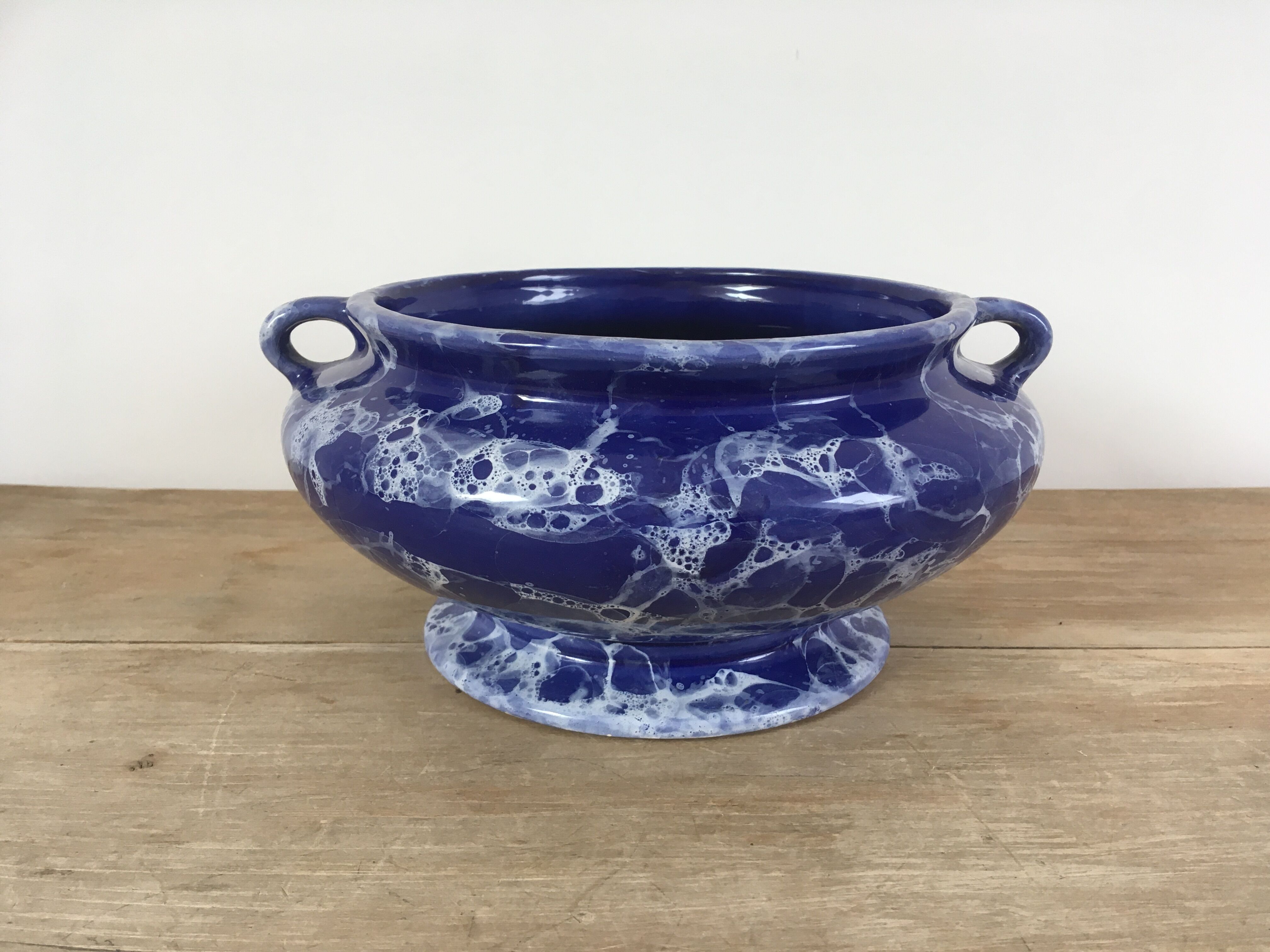 Blue & white marbled ceramic vase, pot cover