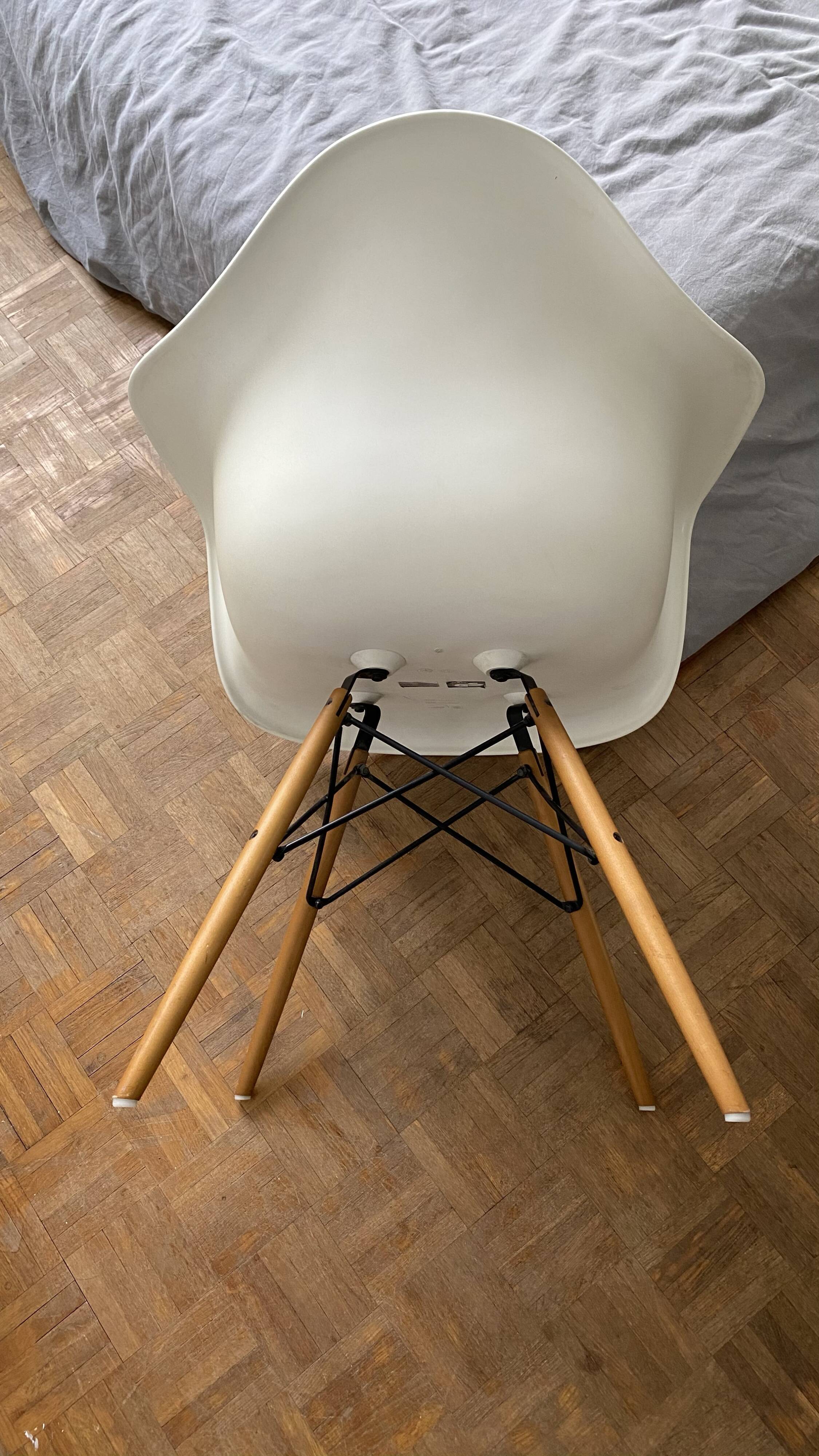 Eames Plastic Armchair DAW
