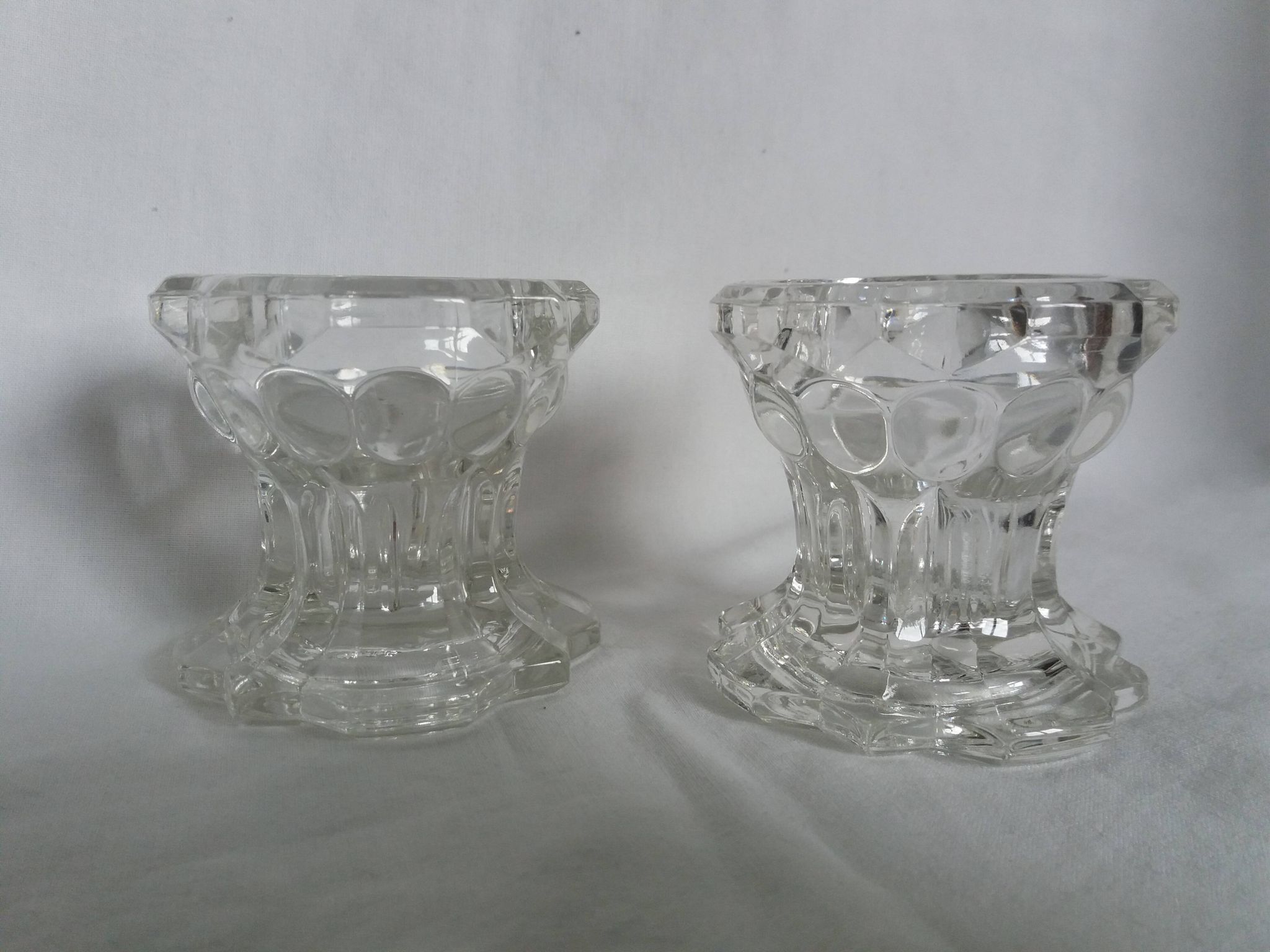 Paire de bougeoirs en verre de Reims