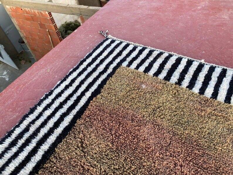 Moroccan rug from Oued Zam, handmade, traditional size 150 x 250 cm.