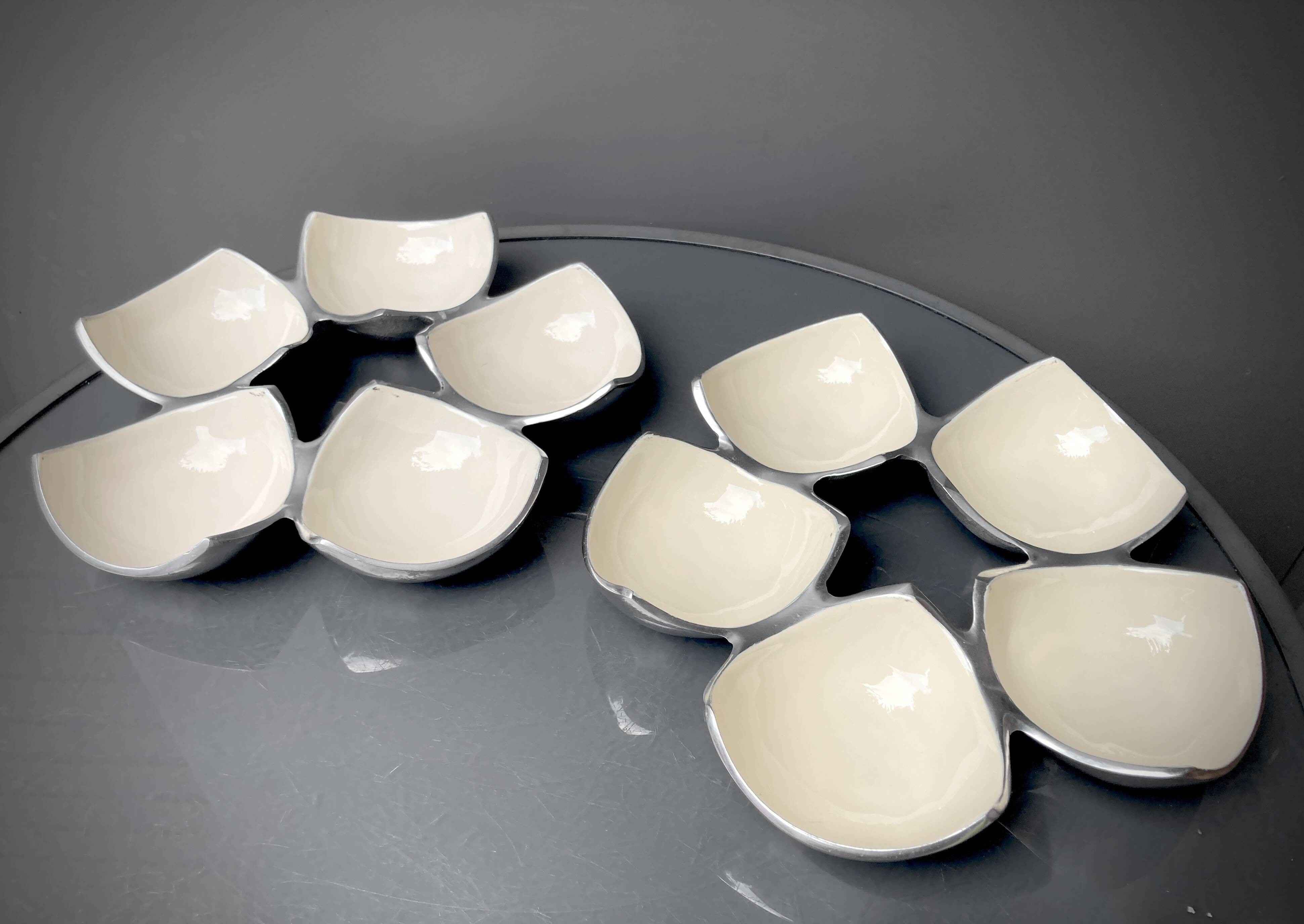 Ensemble de plats compartimentés en Inox Massif et émail écru