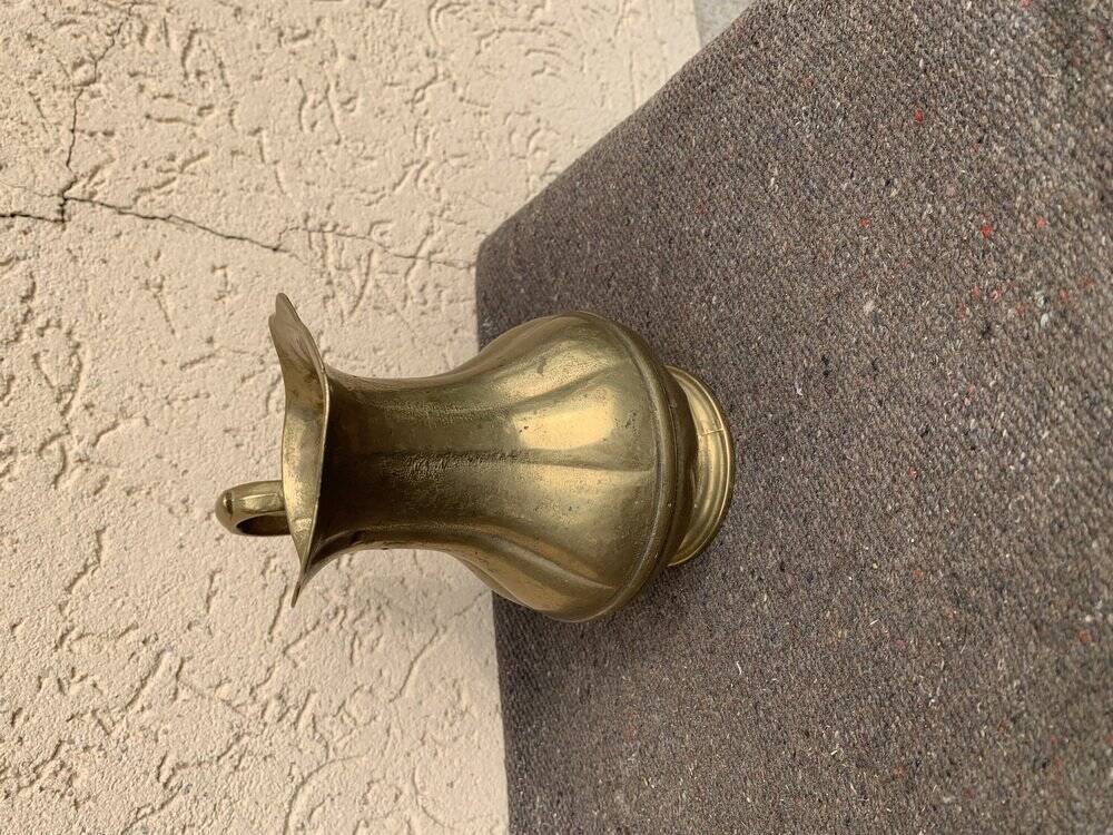 Pichet vintage en laiton doré sculptural à anse en volute, finition satinée (années 1950)