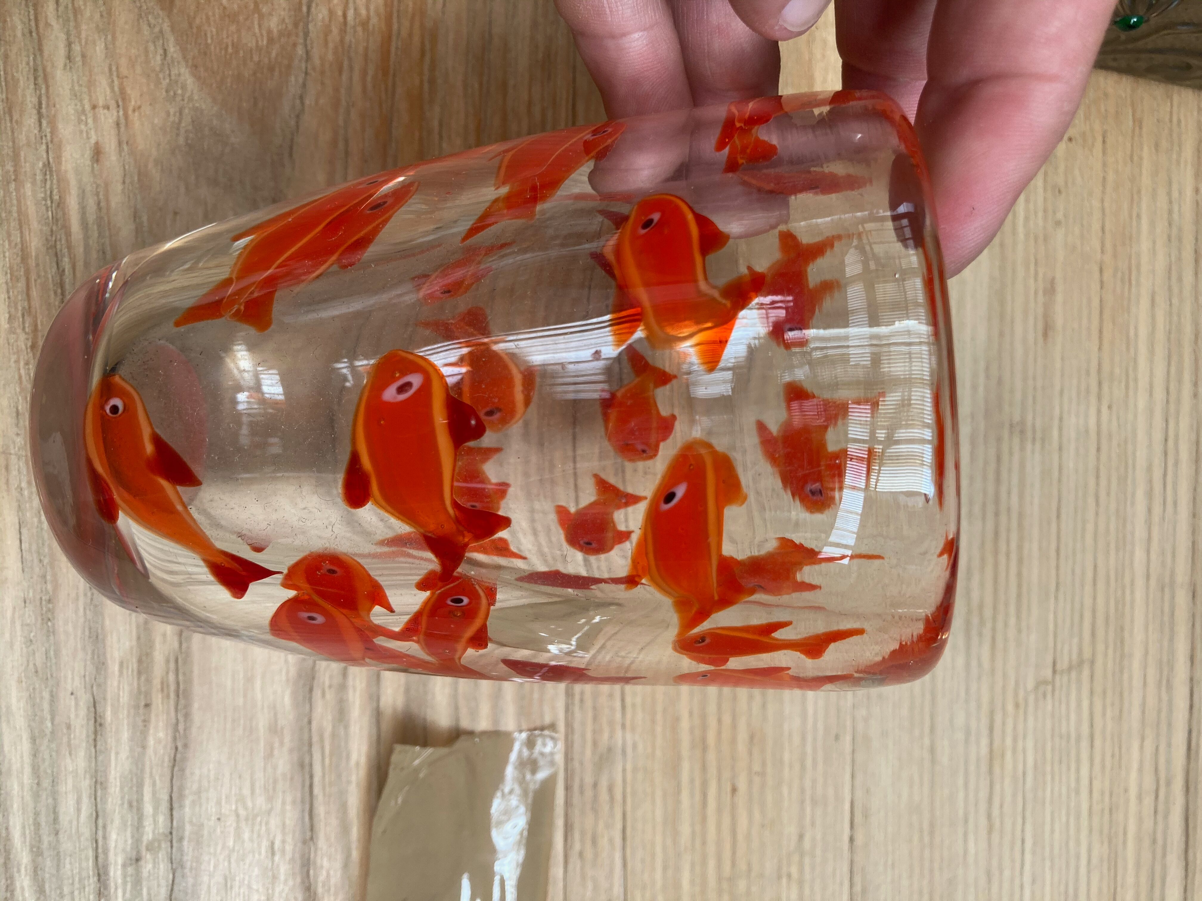 Vase en verre avec inclusions poissons