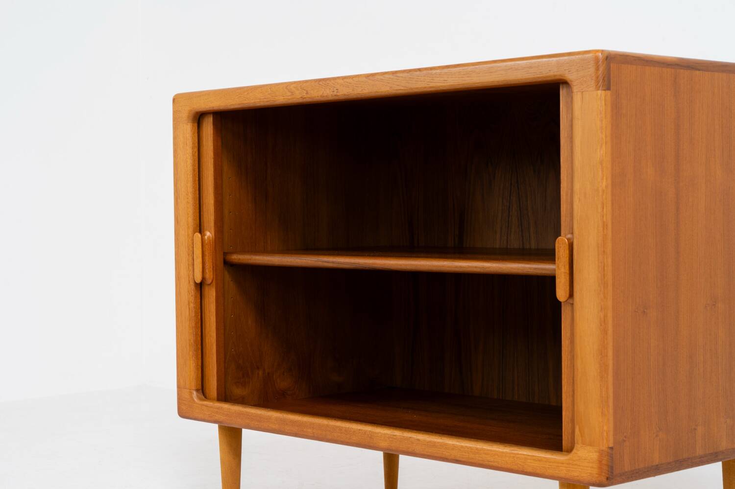 armoire à portes tambour par CFC Silkeborg (Danemark, années 1960).