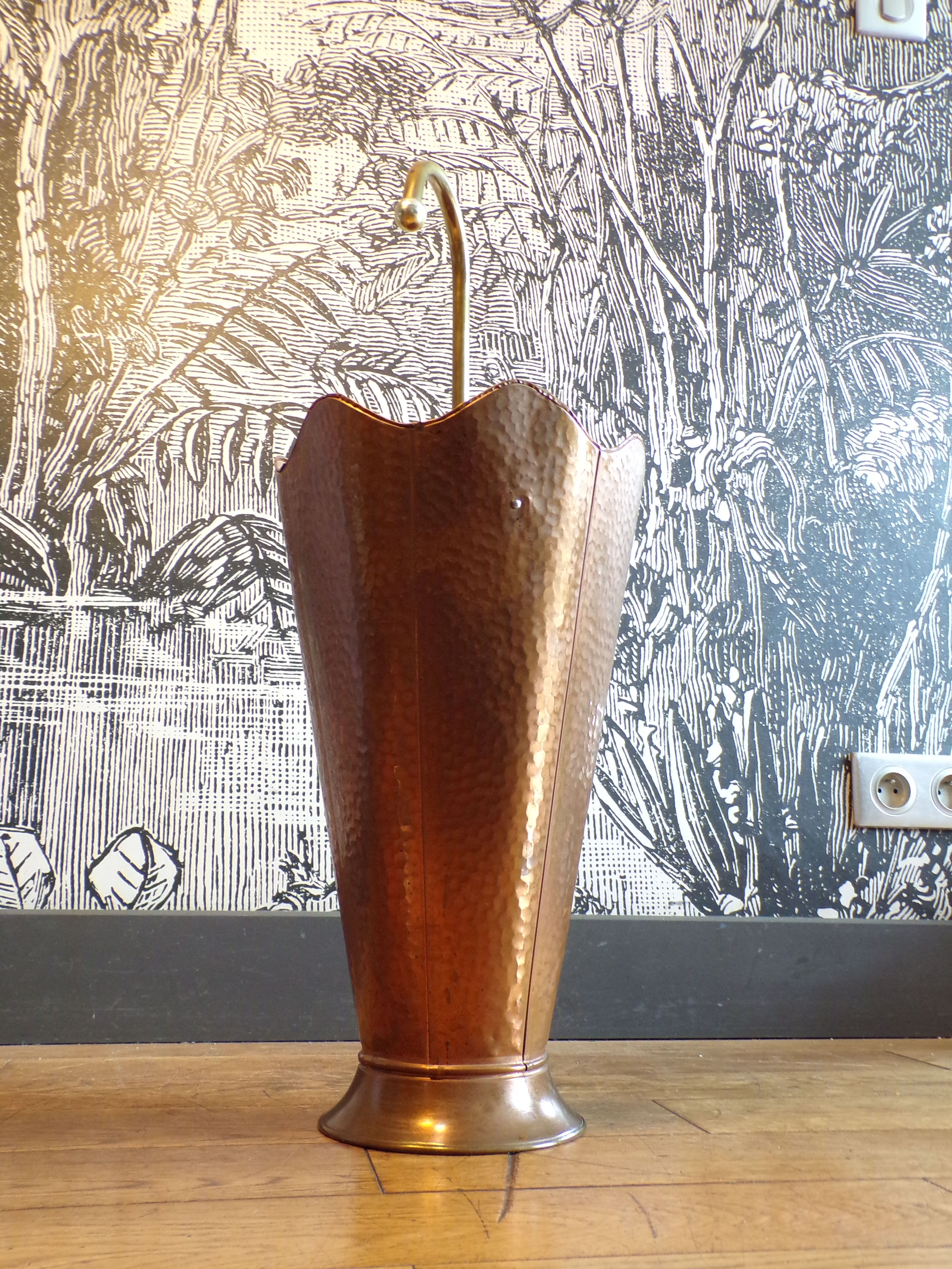 Umbrella rack in the shape of an umbrella