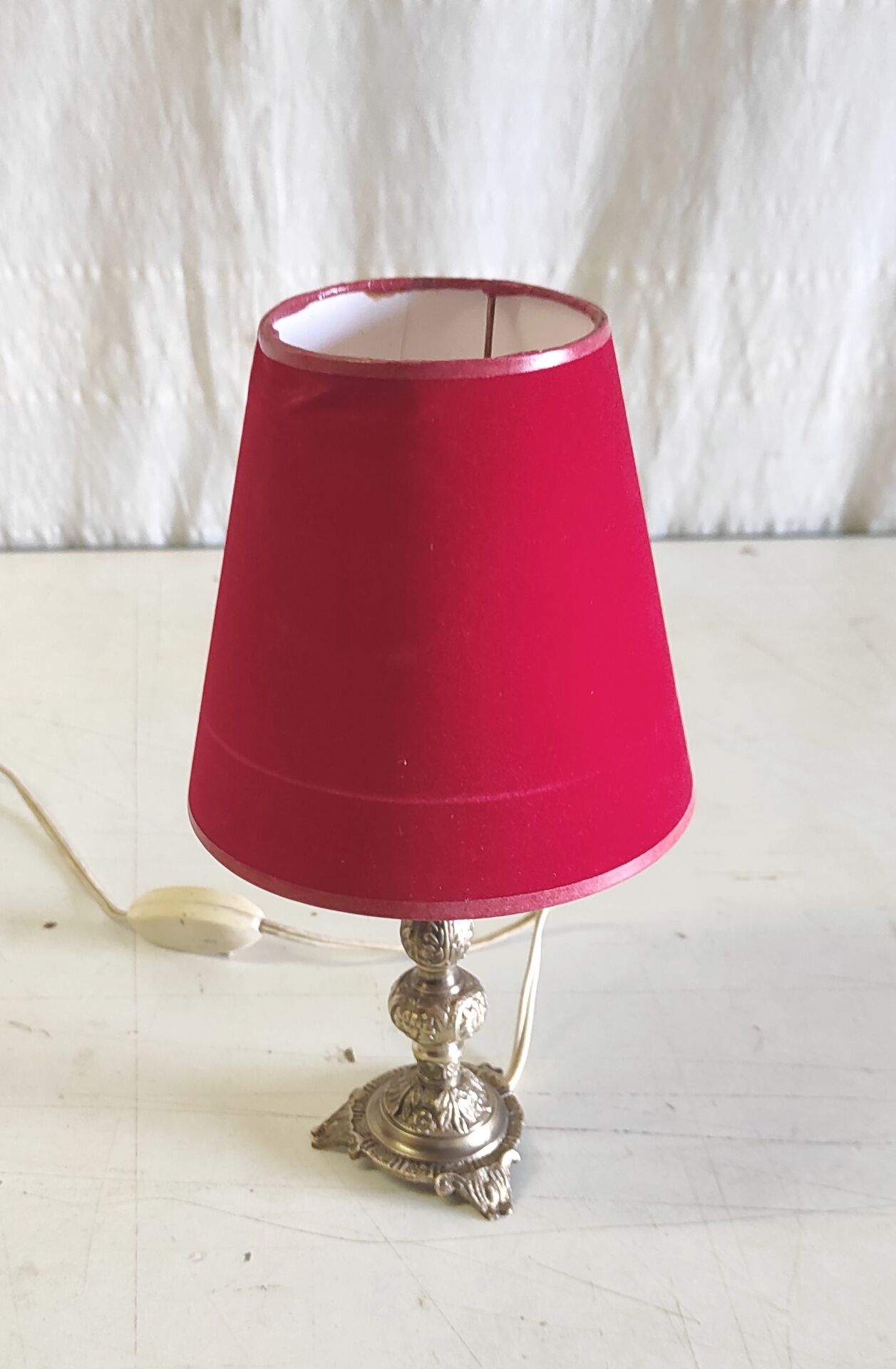 Table lamp in gilded brass and red velvet - mid 20th century.