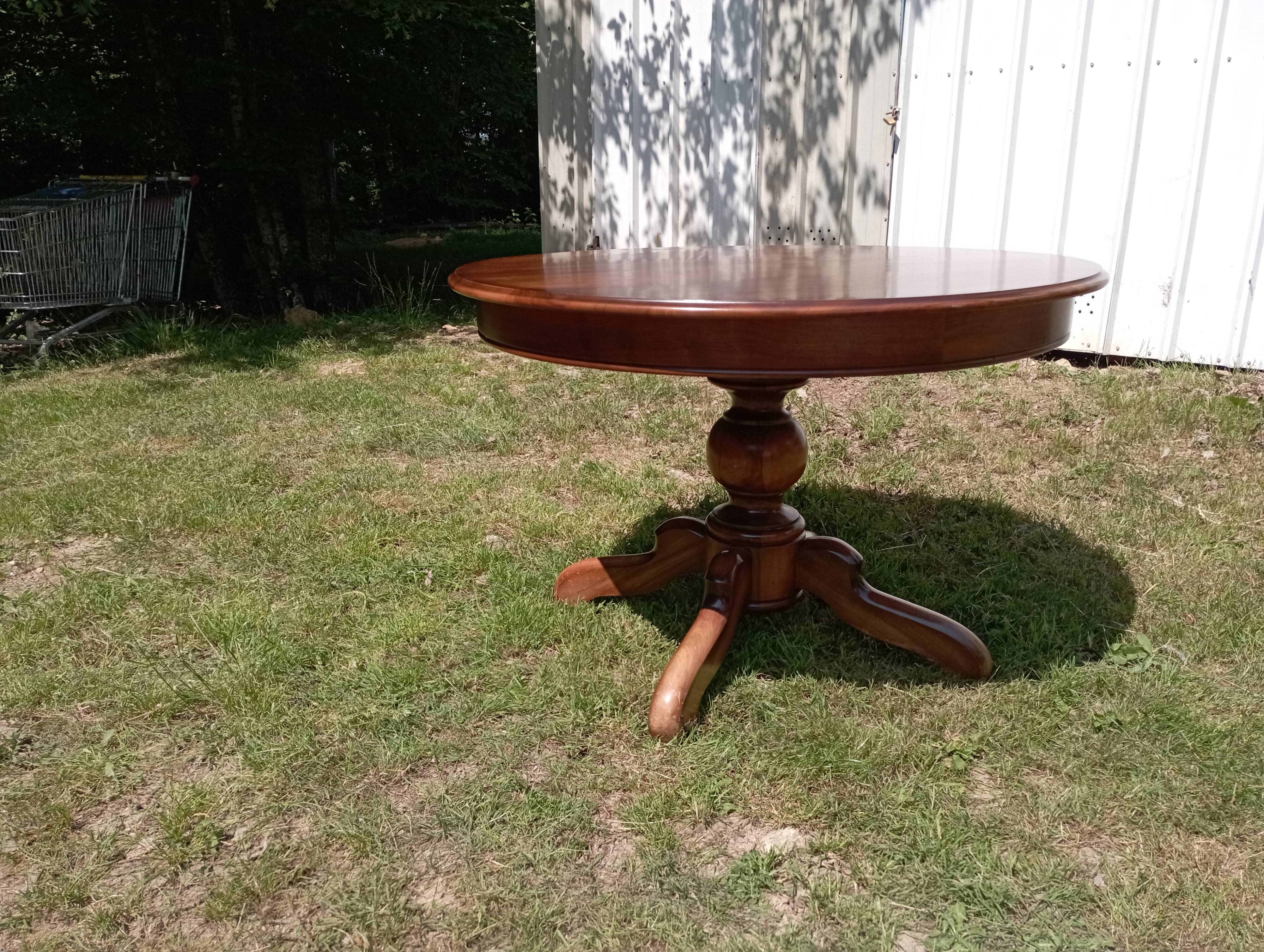 Walnut pedestal table from Briat furniture