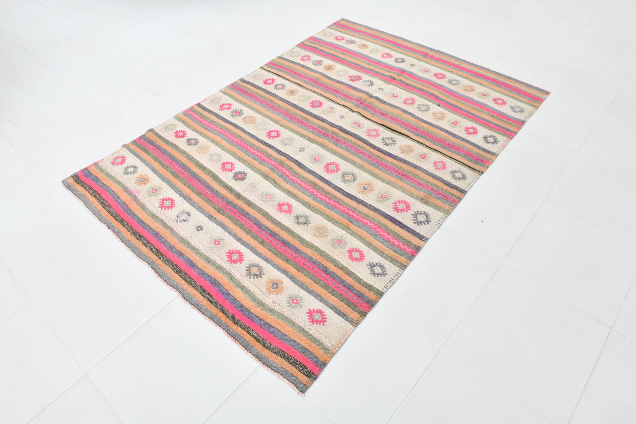 Beige & Pink Wool Kilim Rug, 142x203Cm Handknotted Carpet, 5x7 Rugs
