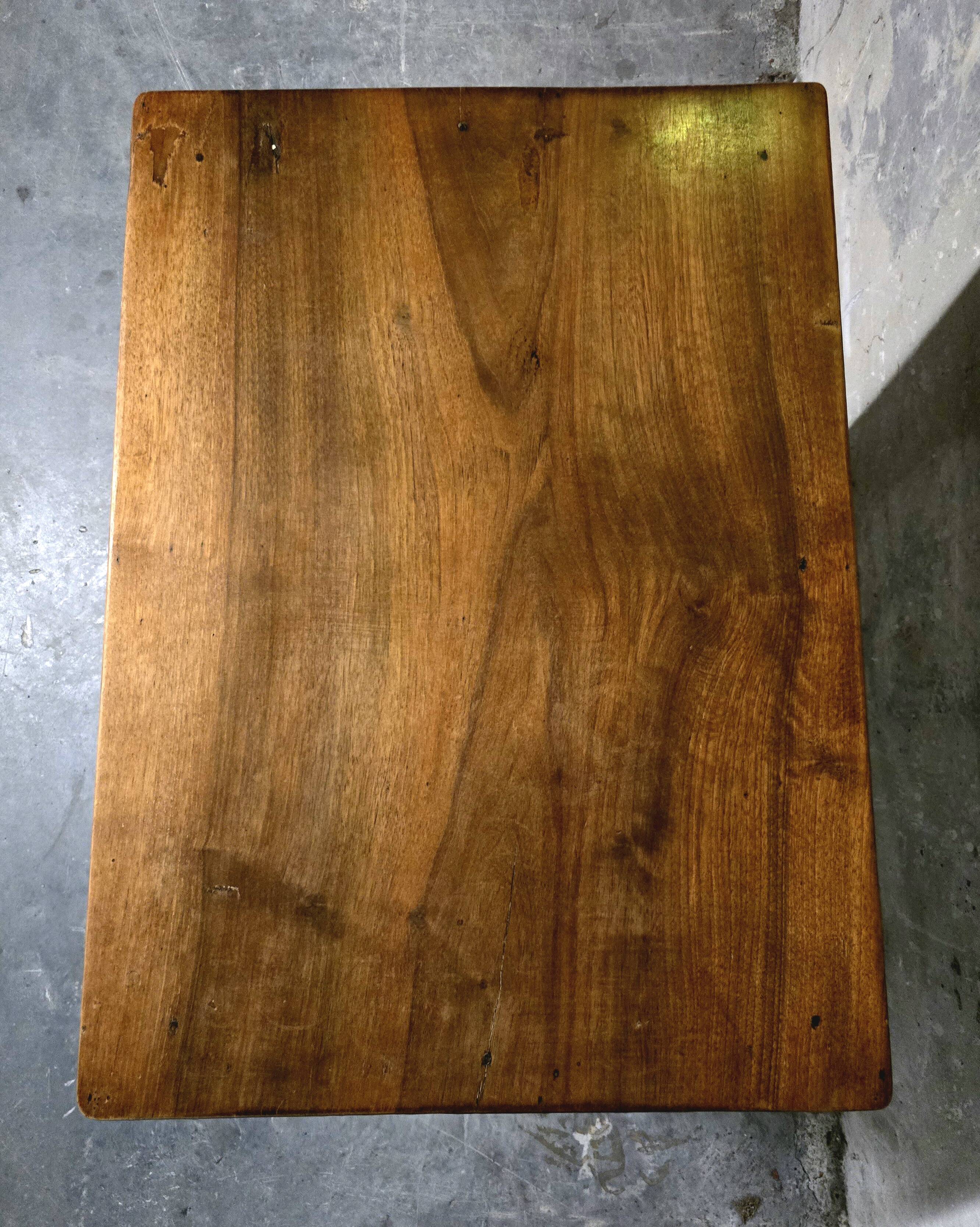 Writing table in walnut, 18th century, provincial work.