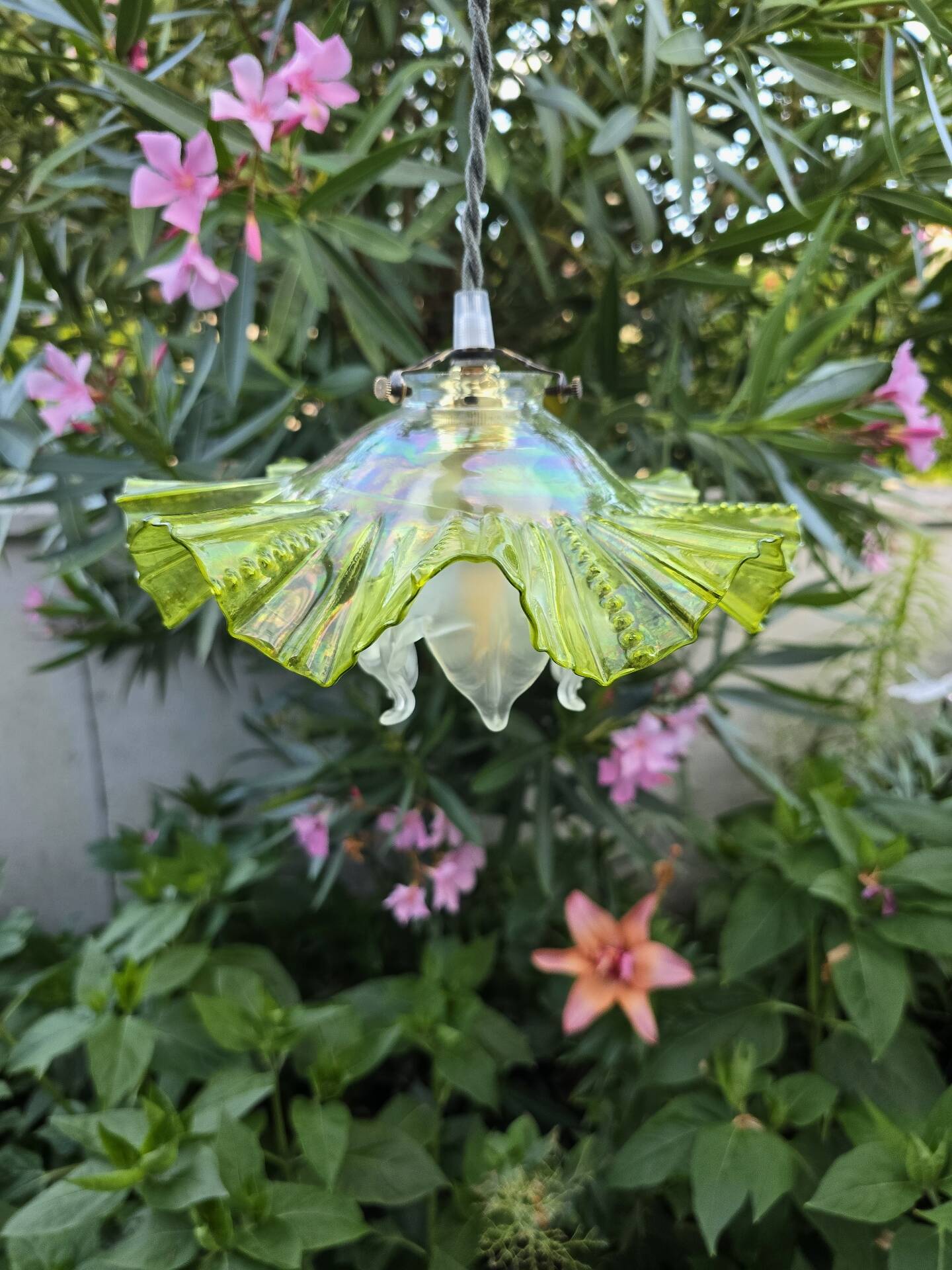 Double tulip light suspension - Transparent fluted glass at the edges.