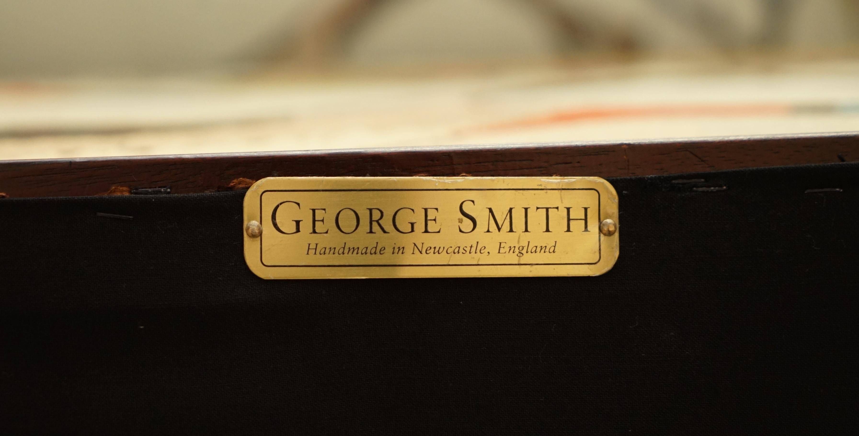 Three-seater canapé George Smith Norris restored in Mulberry linen.