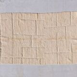 Unbleached Moroccan Berber carpet and ecru lines embroidered in the in hand-woven wool weft, 300x200 cm