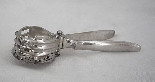 Christofle patented lemon squeezer in silver-plated metal, excellent condition.