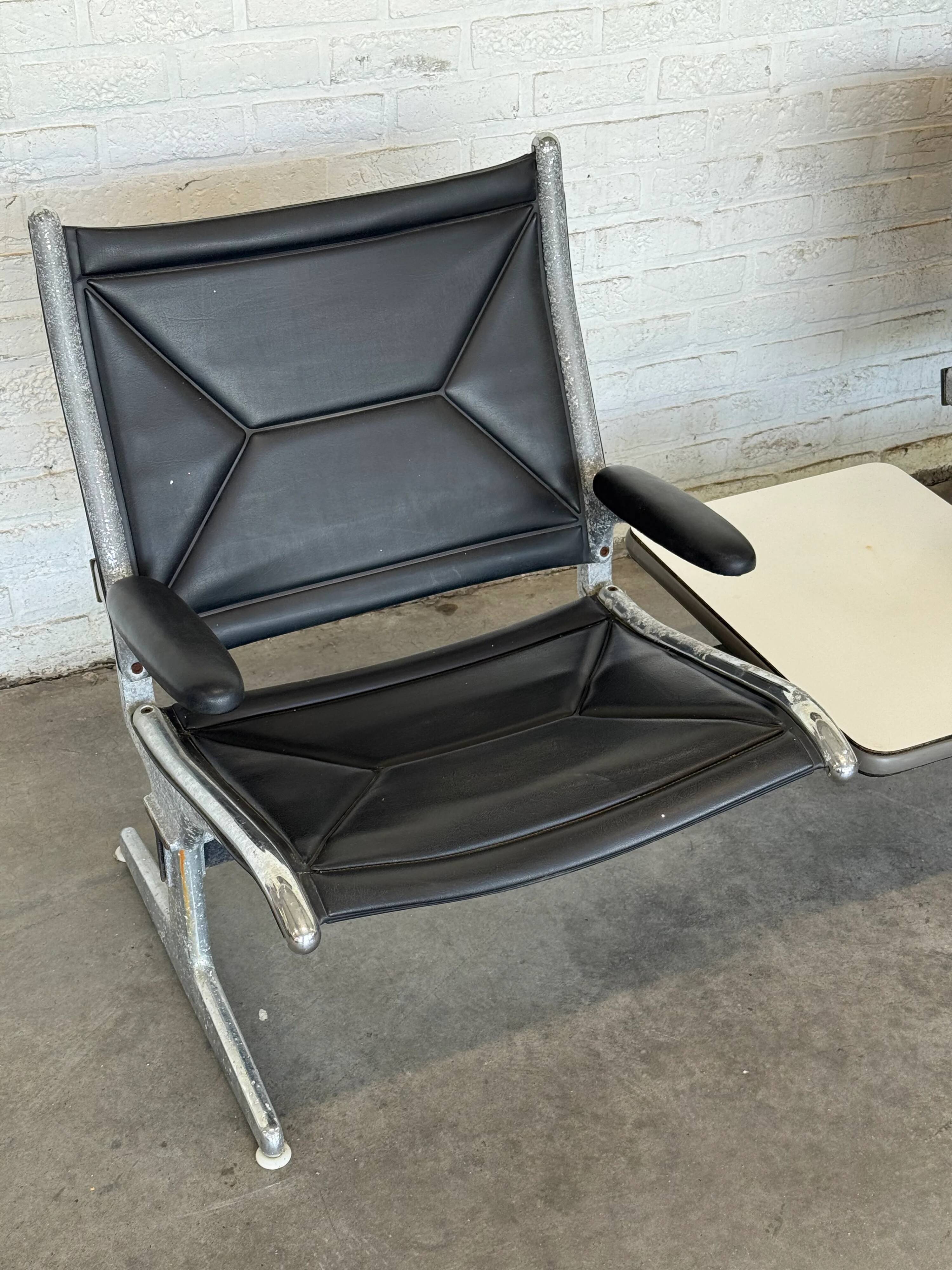 Vintage Eames airport lounge chair – 2 seats with integrated table
