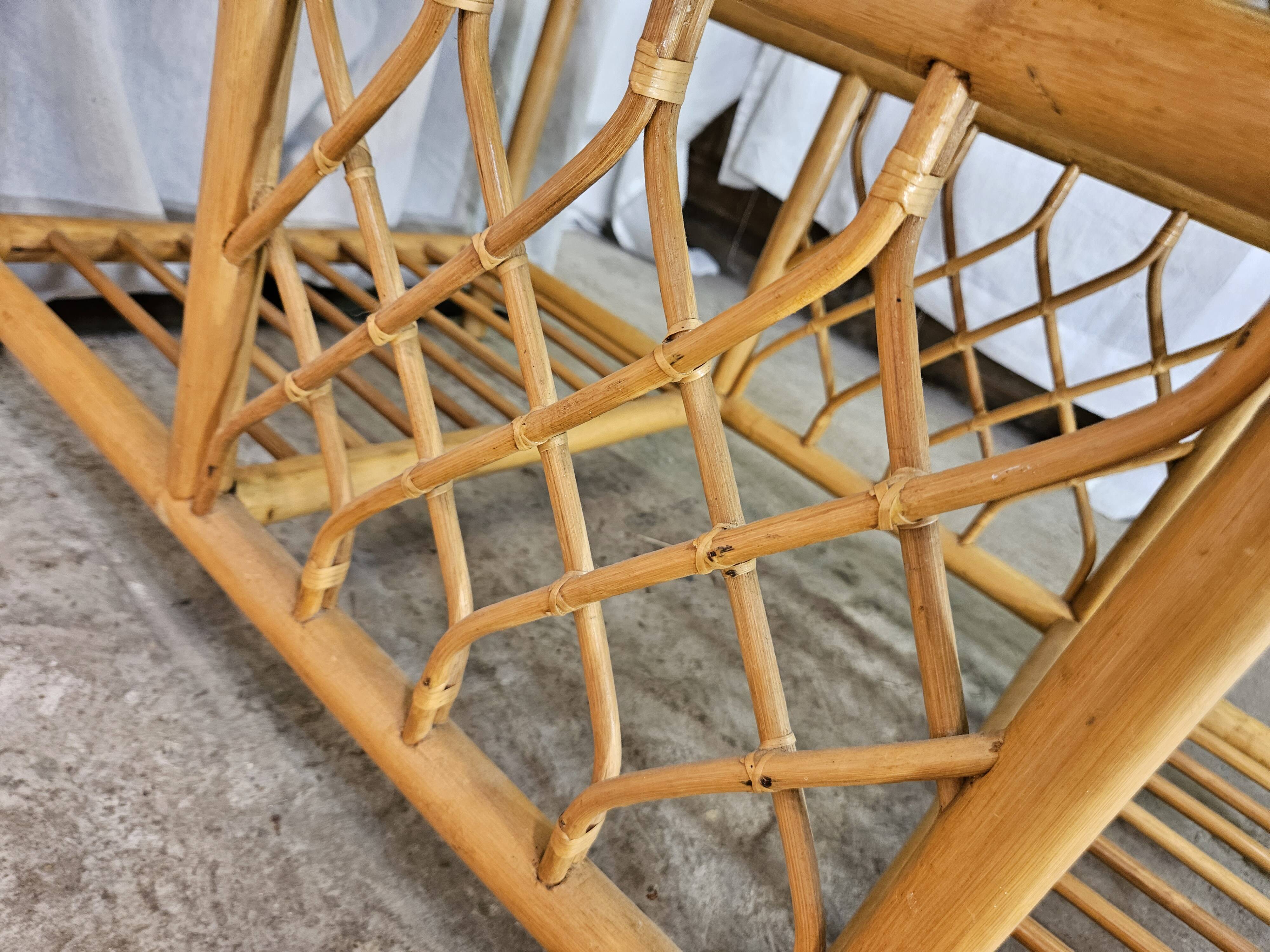 Table basse en rotin dessus verre fumé 1970