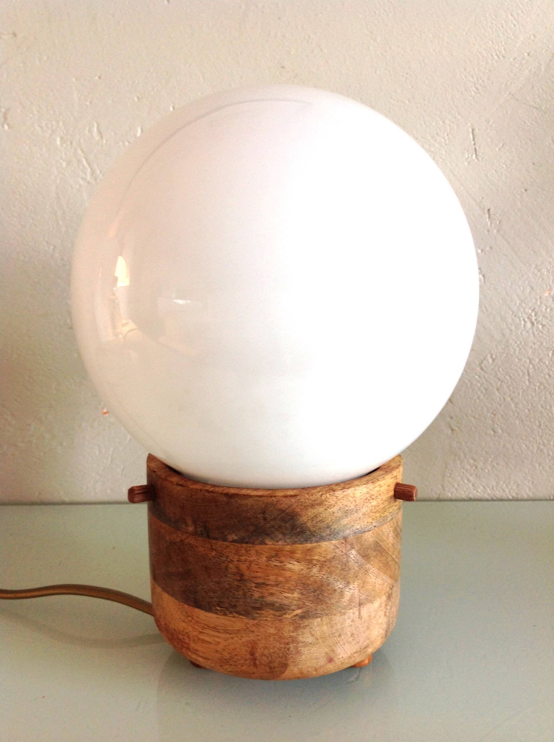 Lampe globe en opaline blanche sur socle bois