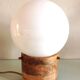 Lampe globe en opaline blanche sur socle bois