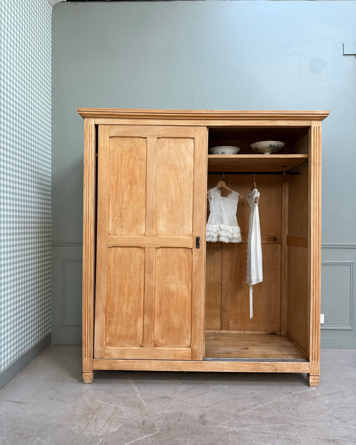 Large sliding door wardrobe (renovated)