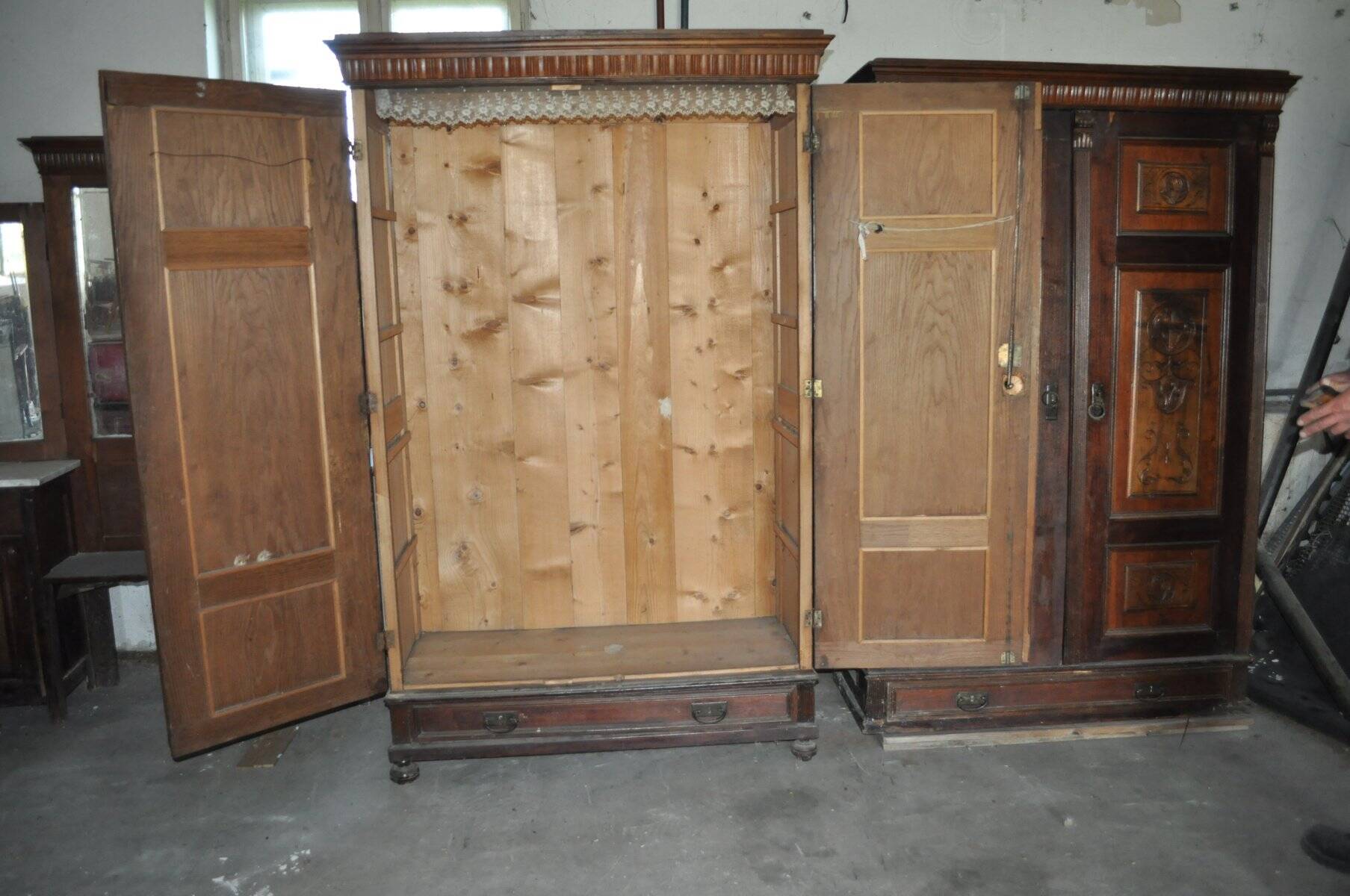 Hungarian wardrobe in carved brown wood from the late 19th century, with 2 doors and a lower drawer.