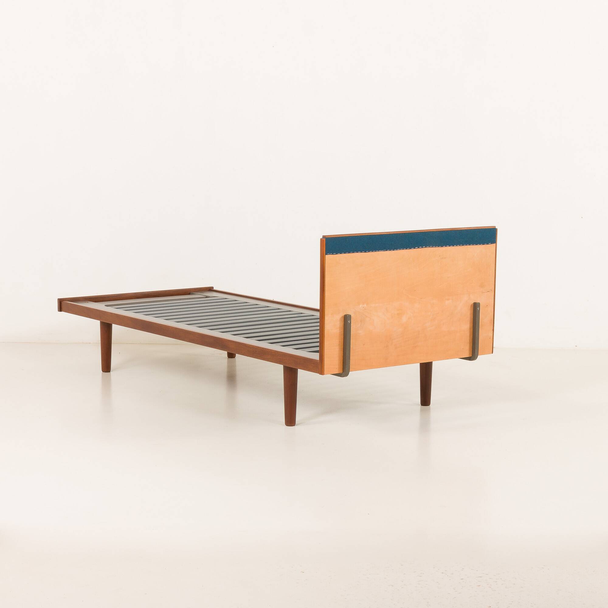 Lit en teck avec tête de lit rembourrée par Hans Wegner pour Getama, Danemark 1960